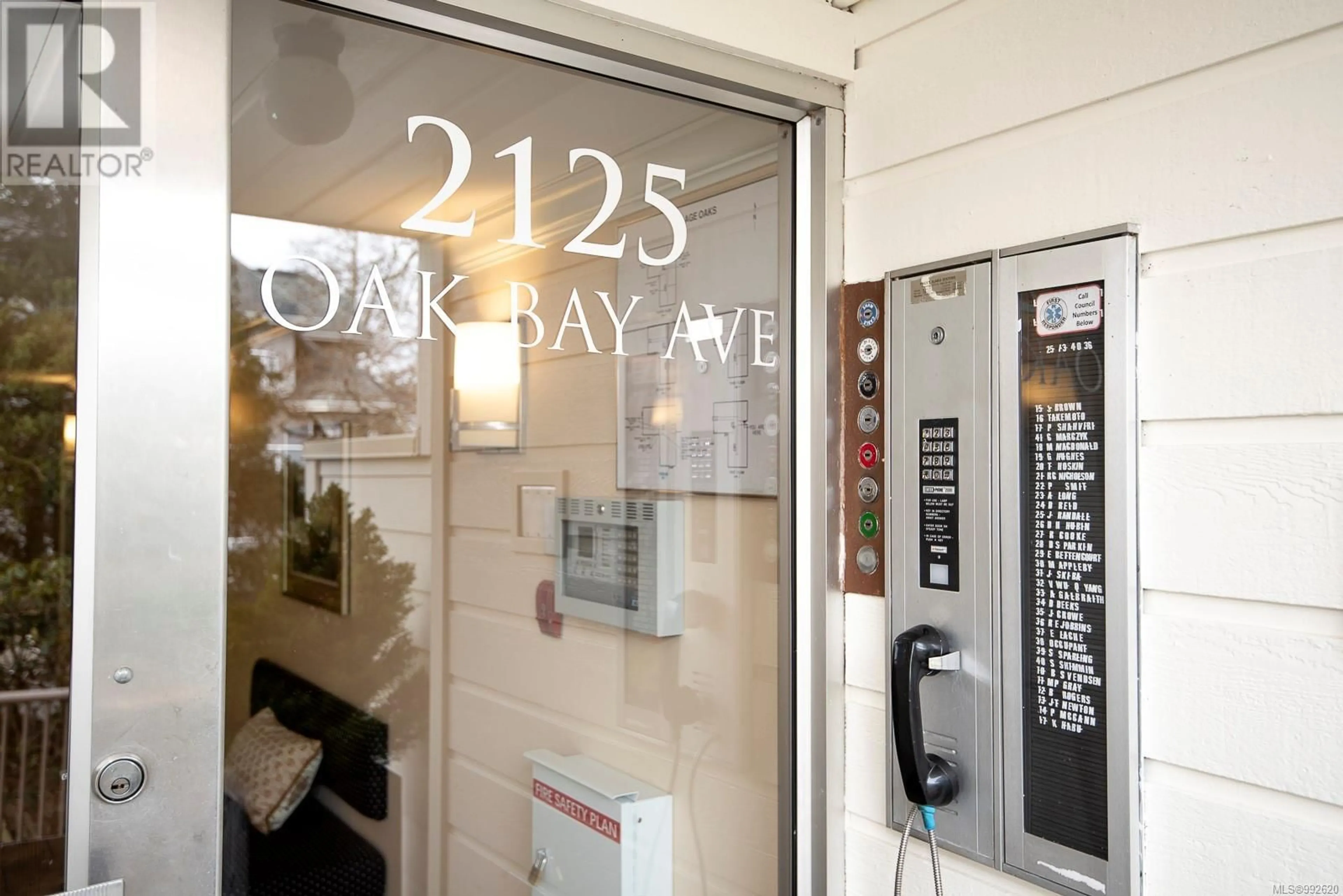 Indoor foyer for 406 - 2125 OAK BAY AVENUE, Oak Bay British Columbia V8R1E8