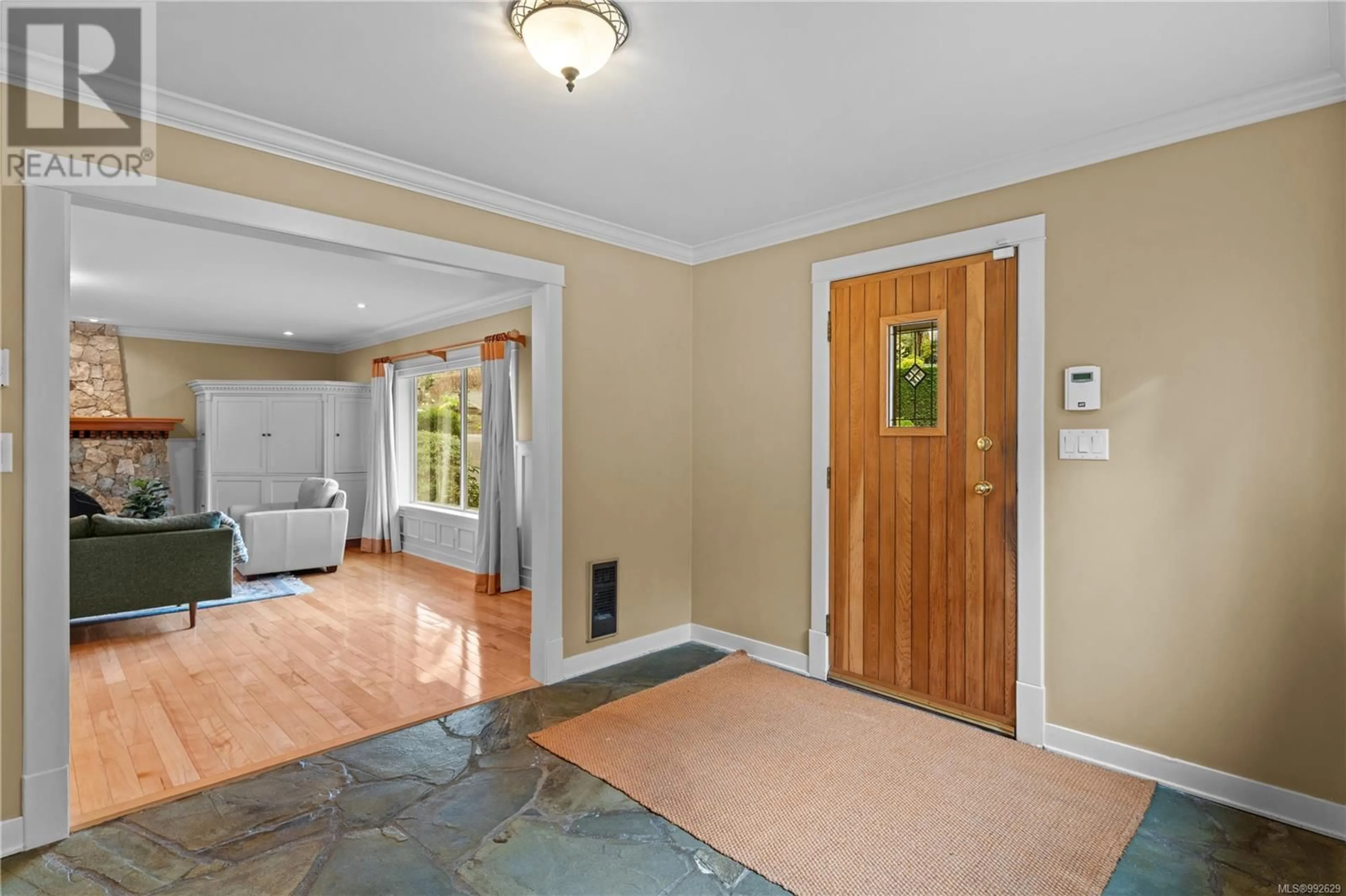 Indoor entryway for 2801 ARBUTUS ROAD, Saanich British Columbia V8N5X6