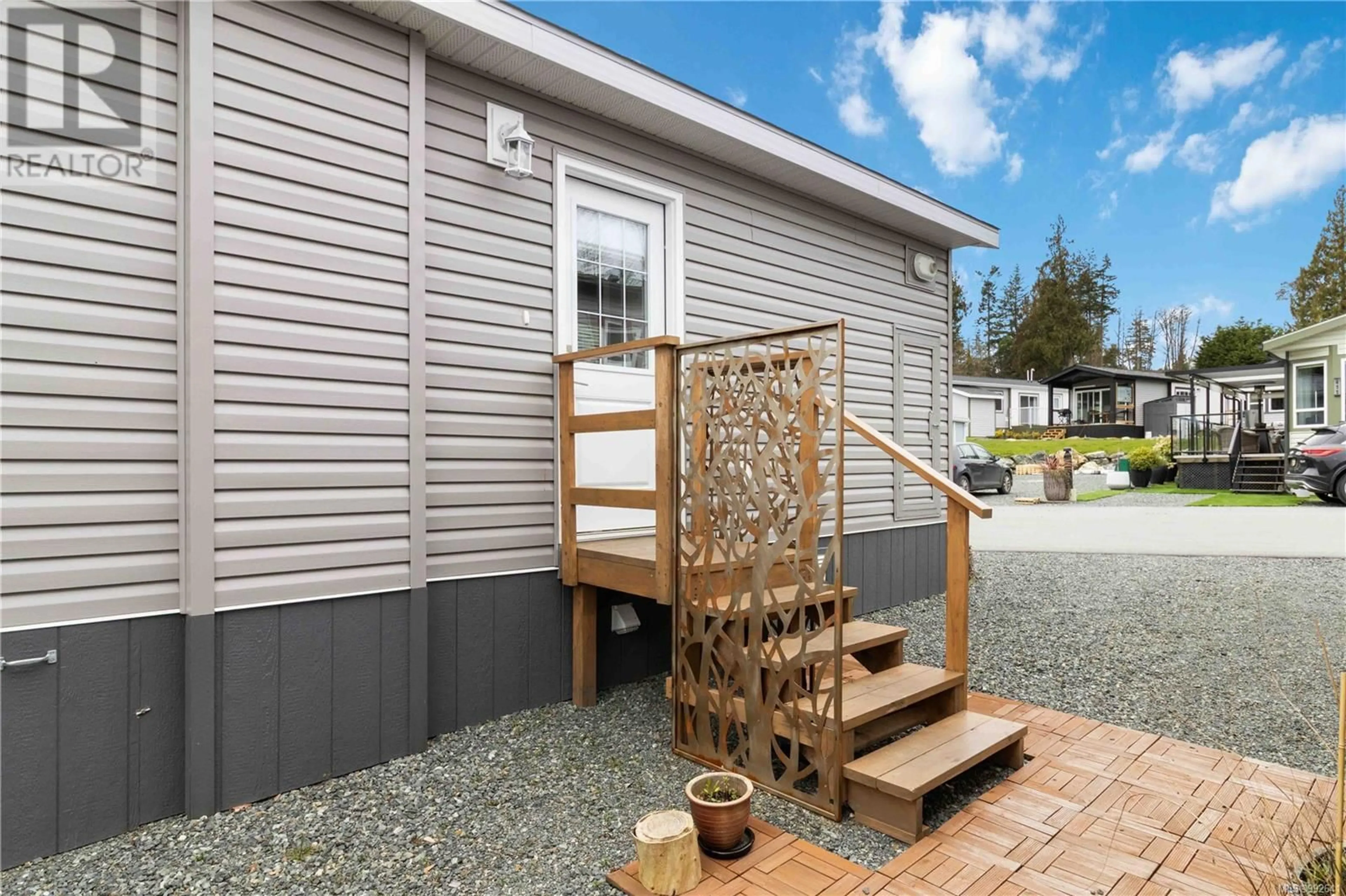 Home with vinyl exterior material, street for 412 - 747 OLD PLACE ROAD, Central Saanich British Columbia V8M0C3