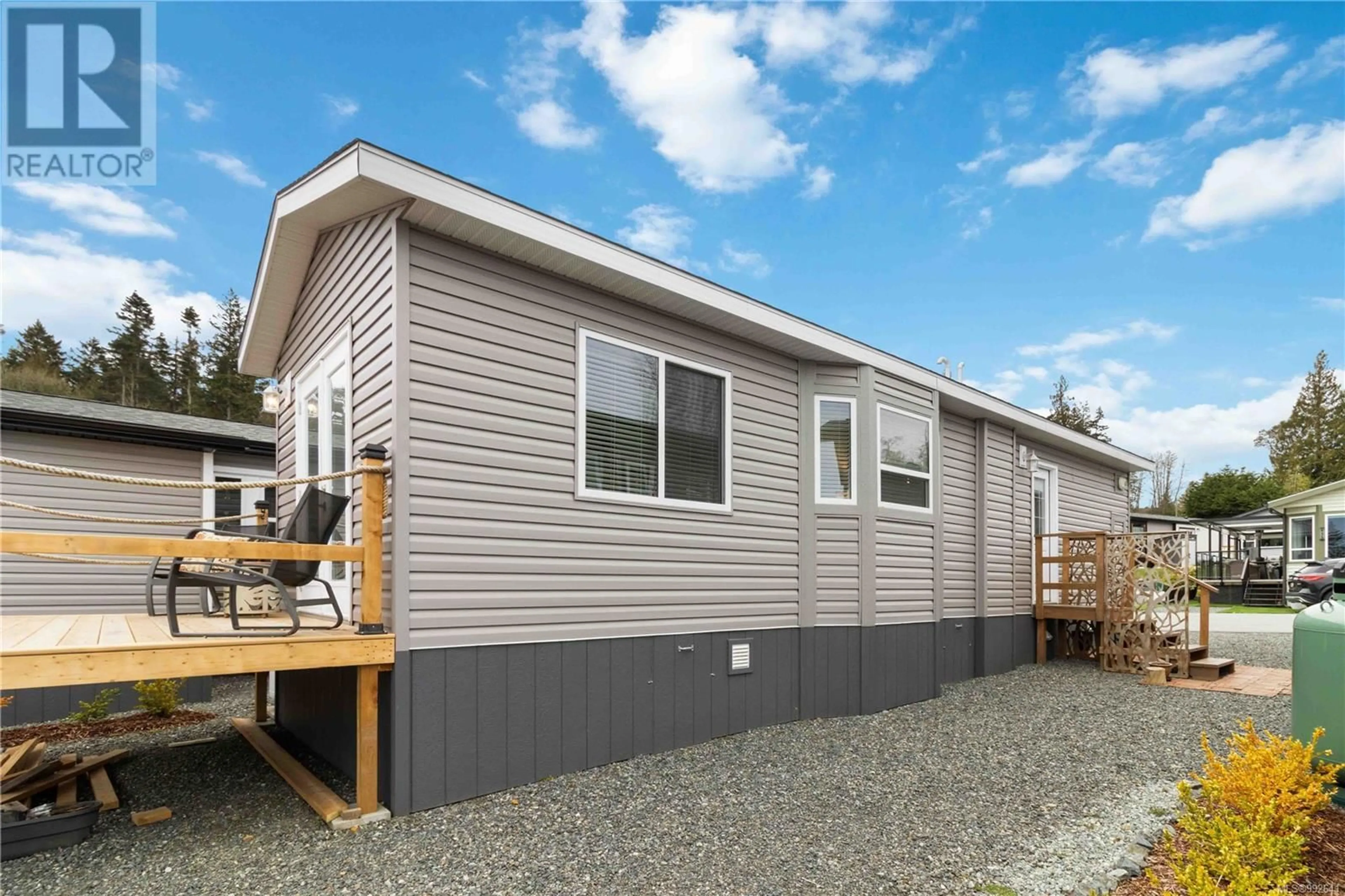 Home with vinyl exterior material, street for 412 - 747 OLD PLACE ROAD, Central Saanich British Columbia V8M0C3