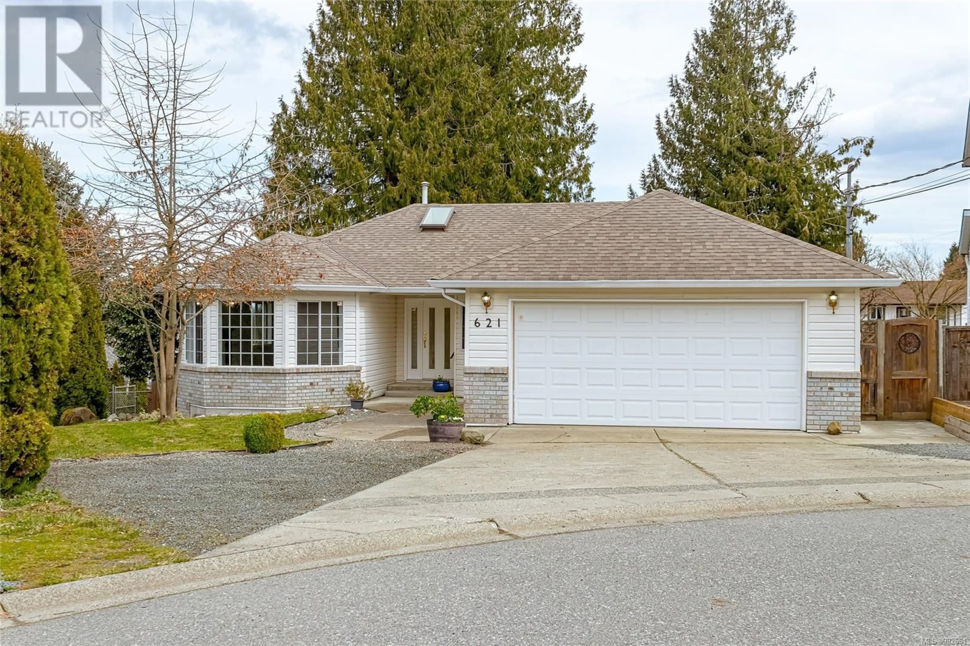 Home with vinyl exterior material, street for 621 WALLACE PLACE, Ladysmith British Columbia V9G1P1