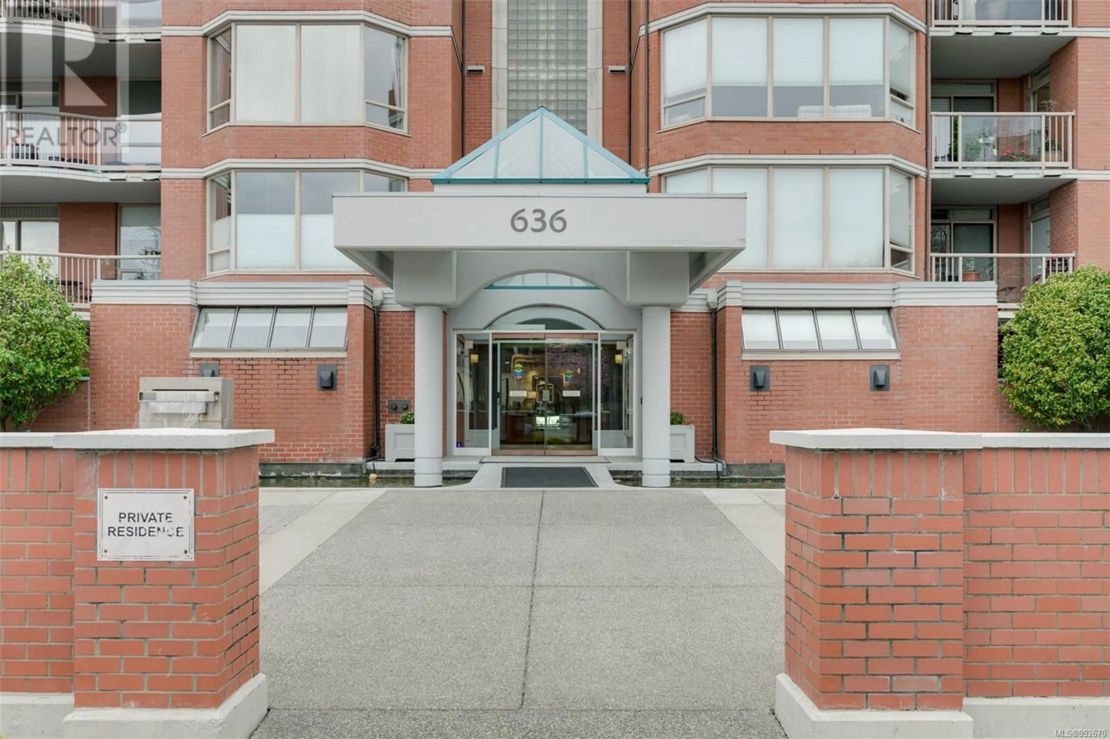 Indoor foyer for 104 - 636 MONTREAL STREET, Victoria British Columbia V8V4H1