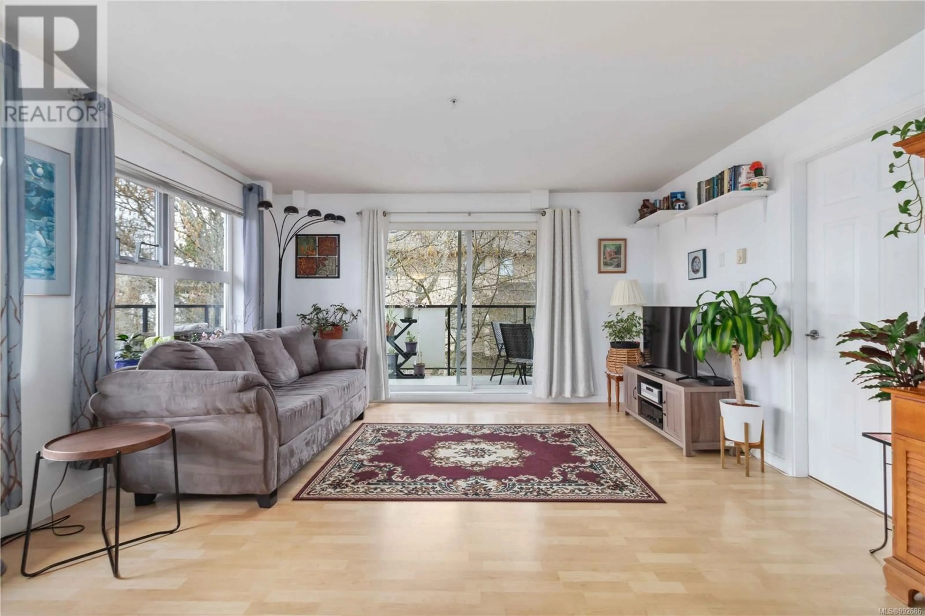 Living room with furniture, unknown for 405 - 2940 HARRIET ROAD, Saanich British Columbia V9A1T3