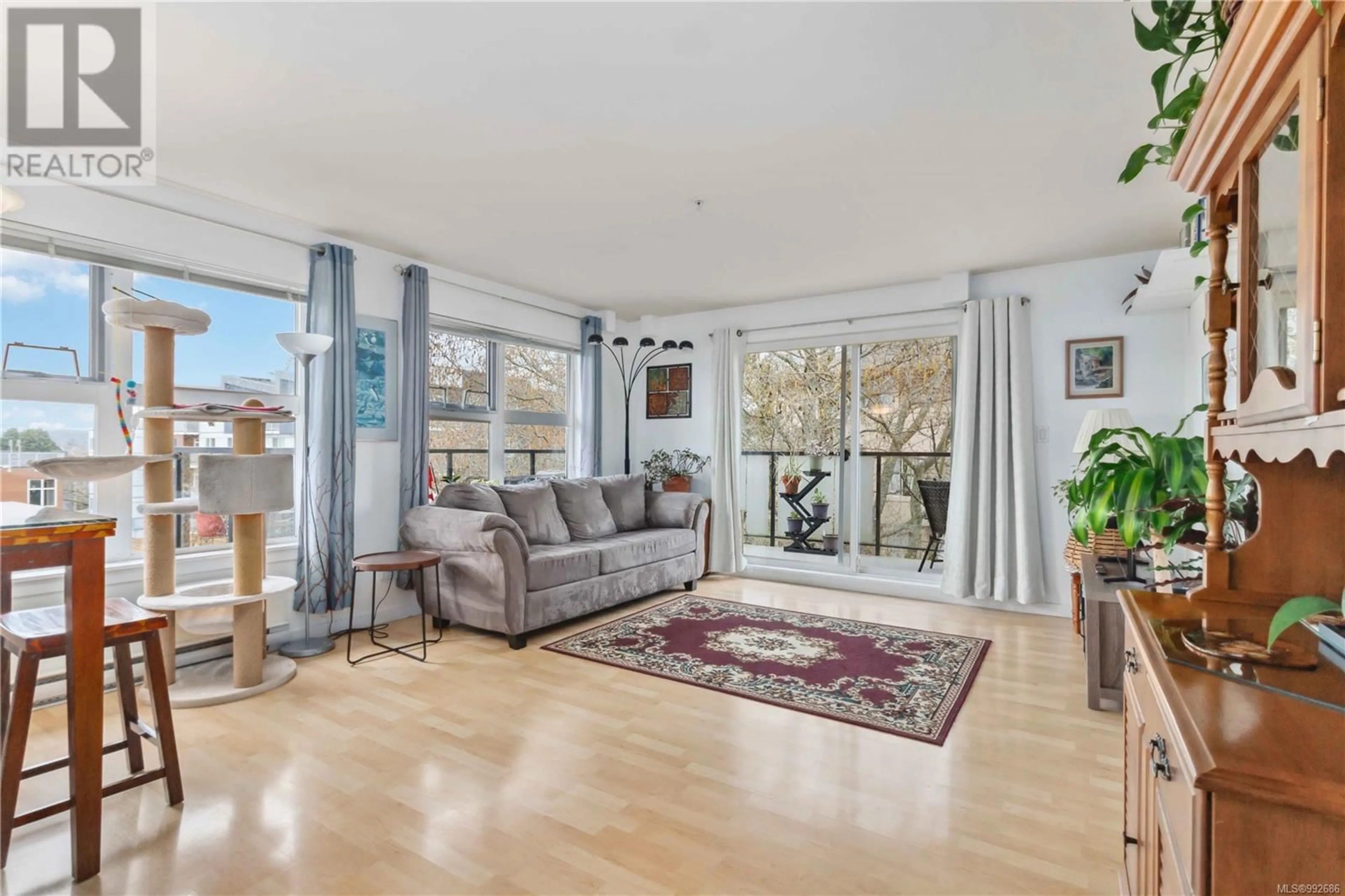 Living room with furniture, unknown for 405 - 2940 HARRIET ROAD, Saanich British Columbia V9A1T3