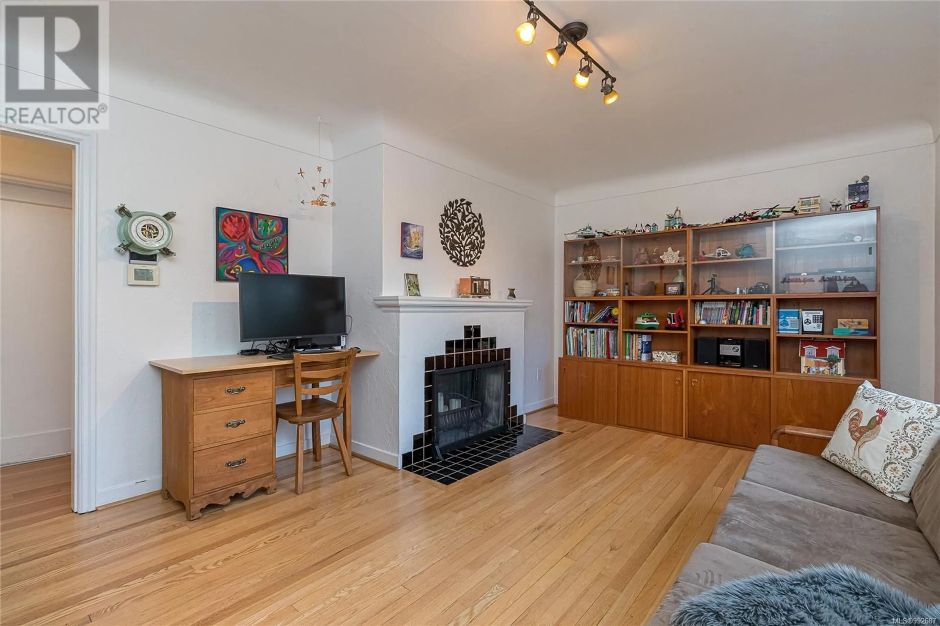 Living room with furniture, wood/laminate floor for 3111 Harriet Rd, Victoria British Columbia V9A1T1