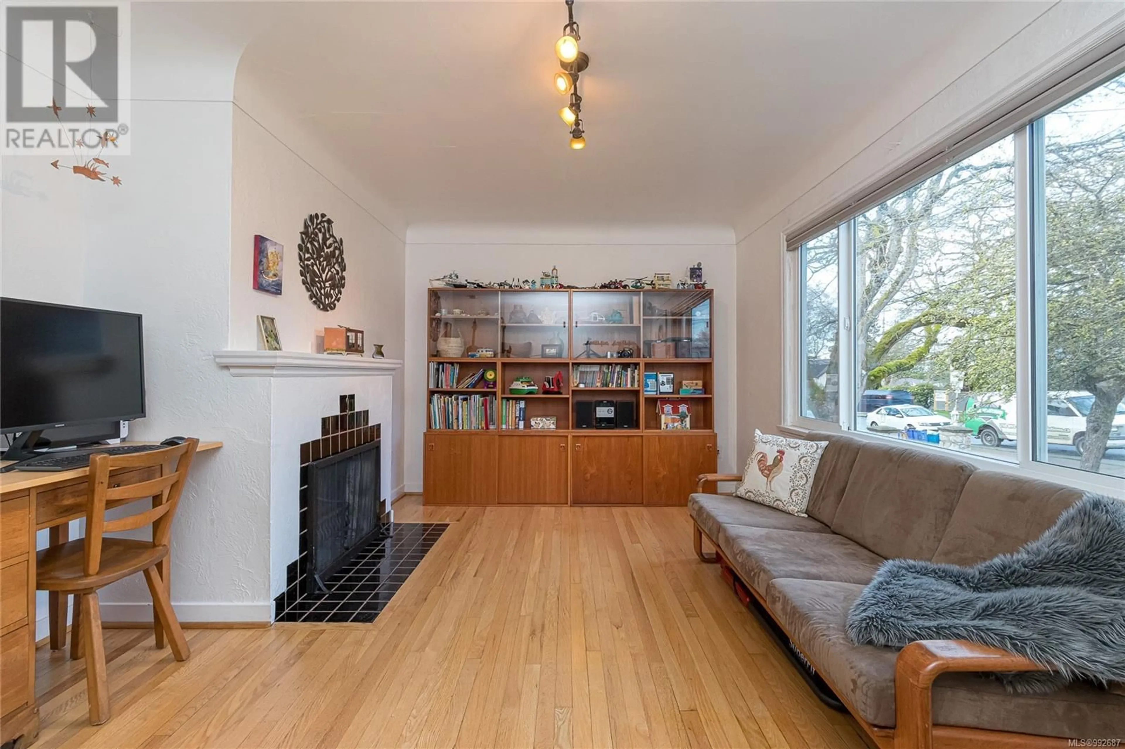 Living room with furniture, wood/laminate floor for 3111 Harriet Rd, Victoria British Columbia V9A1T1