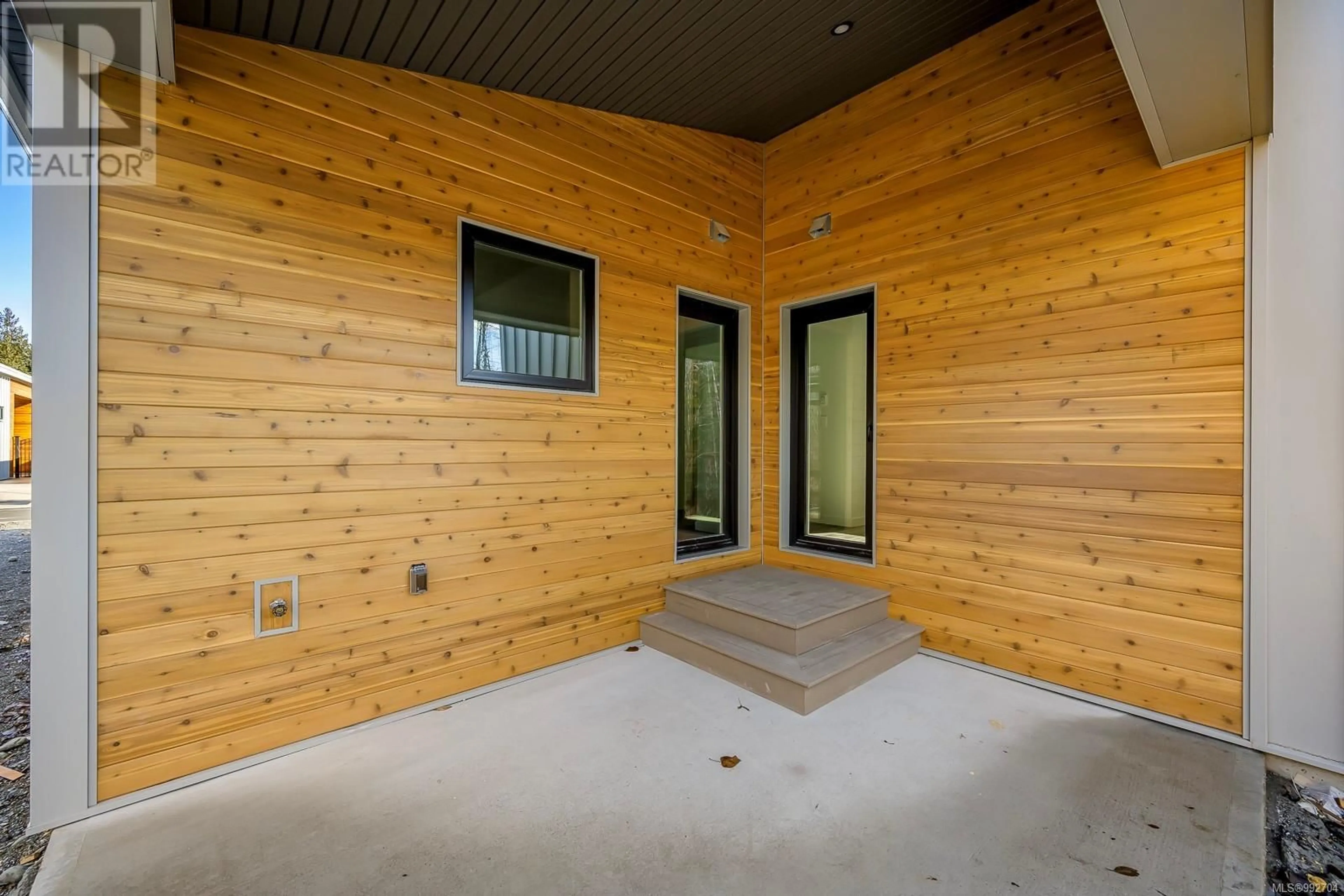 Indoor foyer for 41 - 3025 ROYSTON ROAD, Cumberland British Columbia V0R1S0