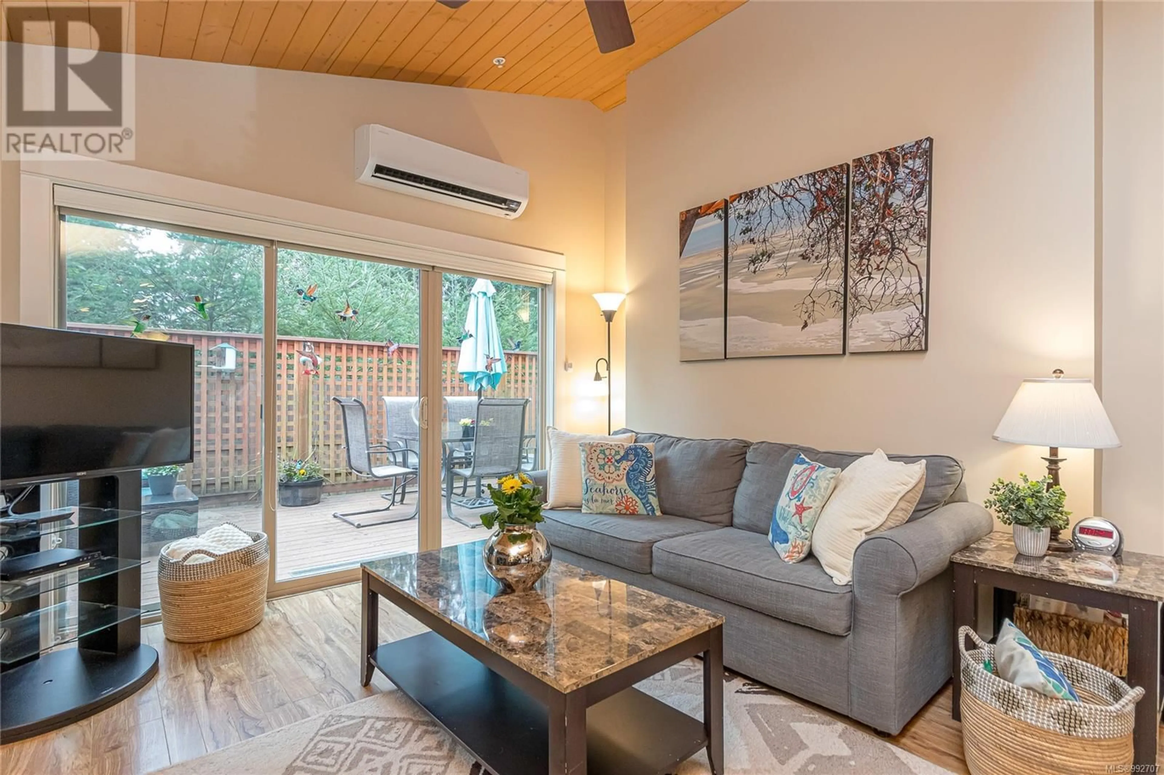 Living room with furniture, unknown for 240 - 1130 RESORT DRIVE, Parksville British Columbia V9P2E3