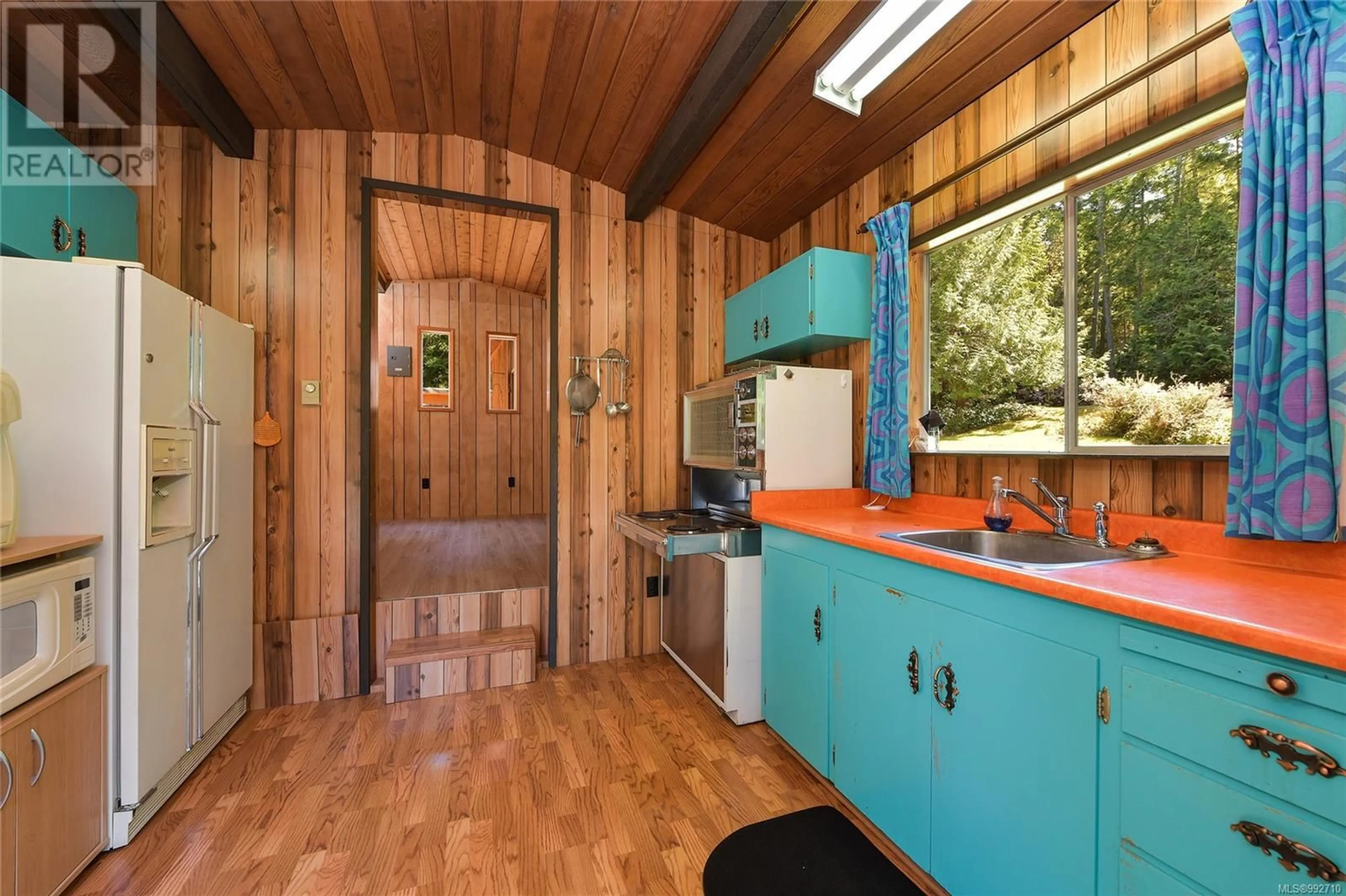 Standard kitchen, unknown for 212 CHERRY TREE LANE, Mayne Island British Columbia V0N2J1