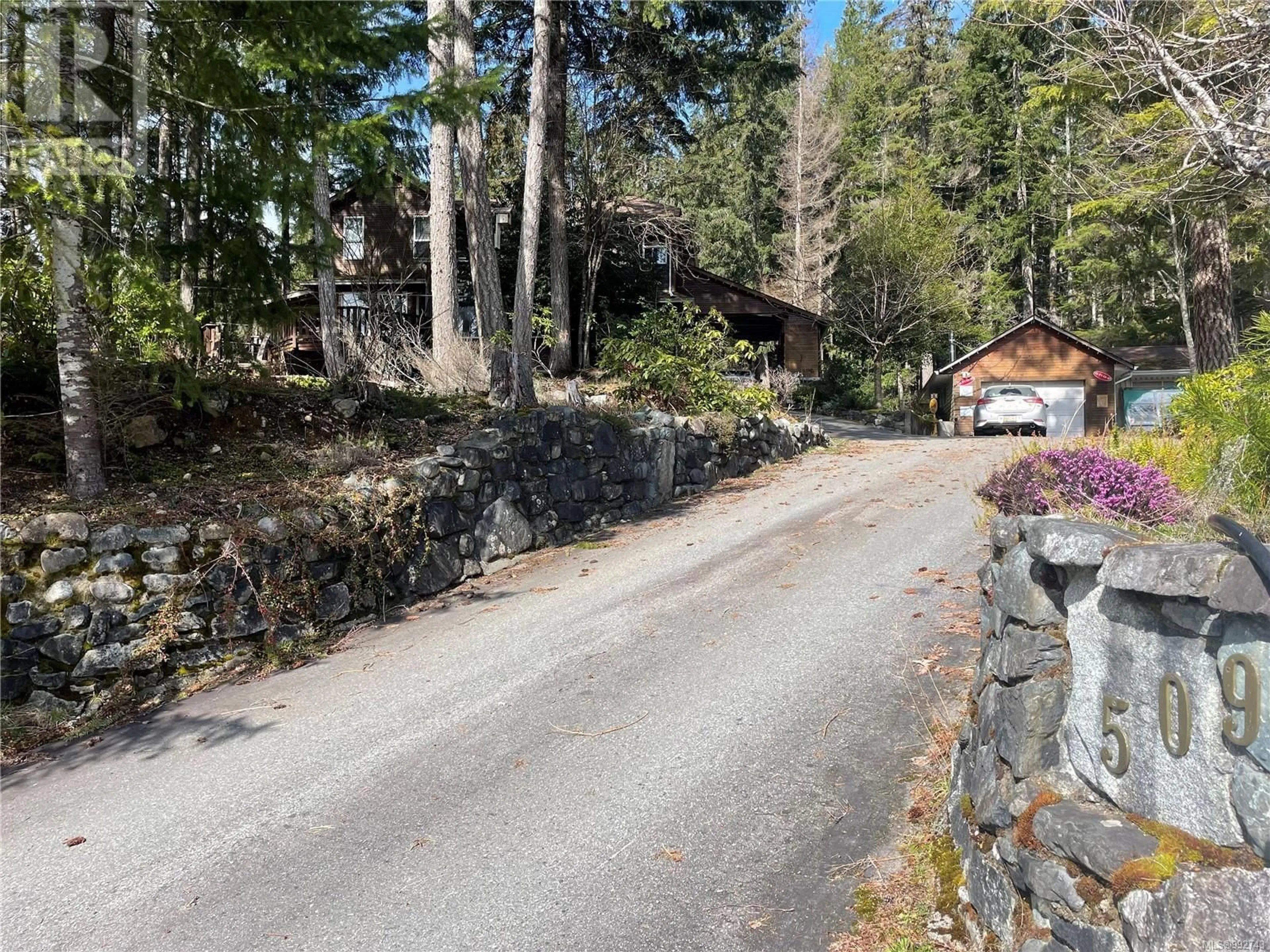 A pic from outside/outdoor area/front of a property/back of a property/a pic from drone, street for 509 BURMAN COURT, Gold River British Columbia V0P1G0
