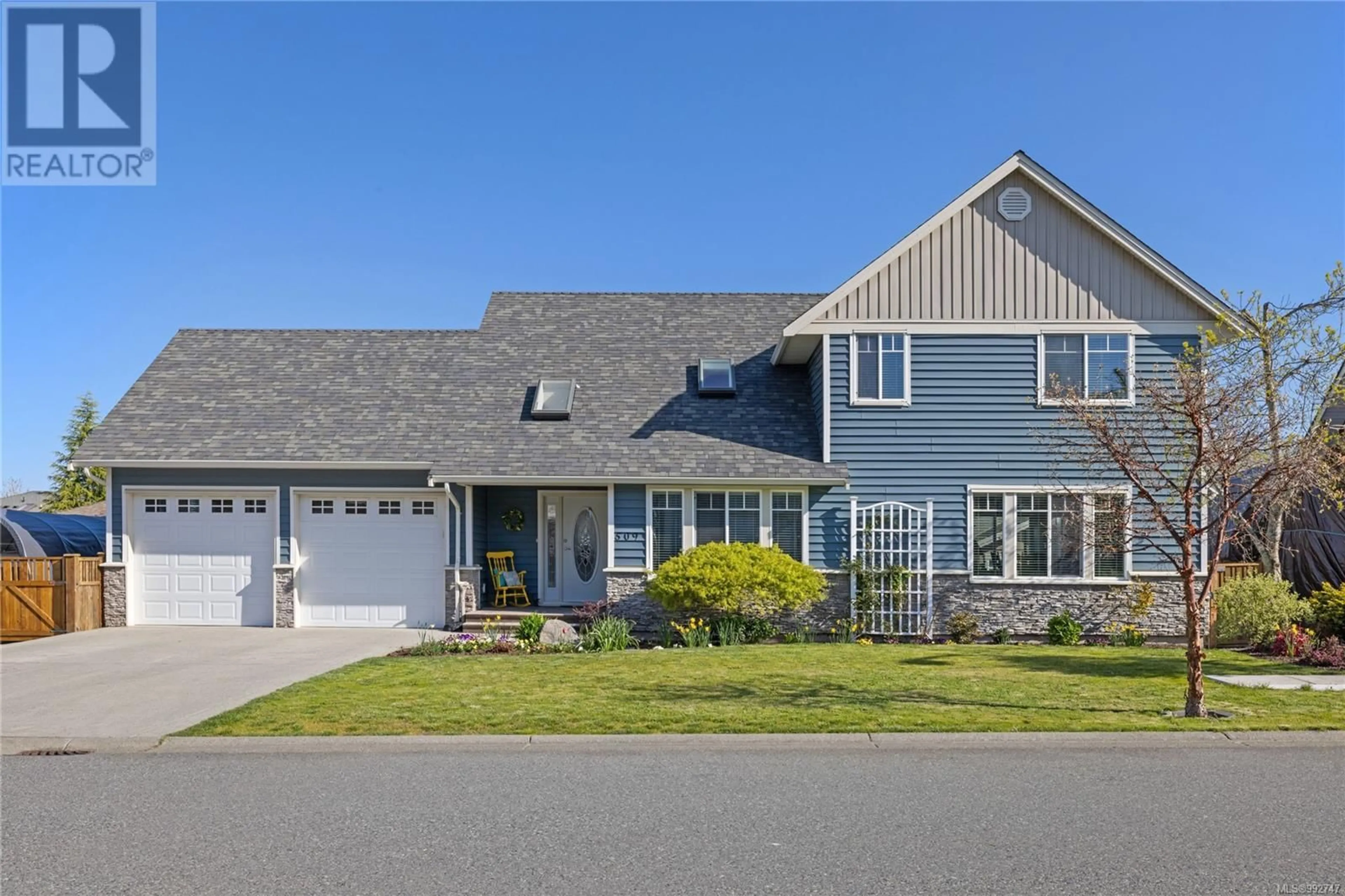 Home with vinyl exterior material, street for 509 BALLOU PLACE, Ladysmith British Columbia V9G2C7