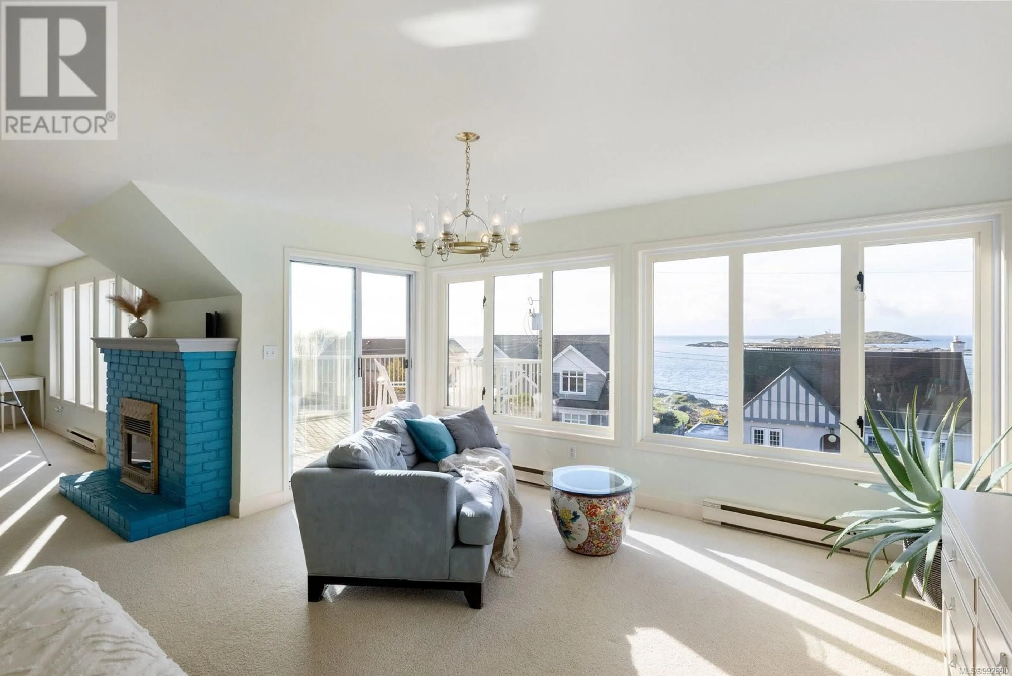 Living room with furniture, unknown for 637 BEACH DRIVE, Oak Bay British Columbia V8S2M8