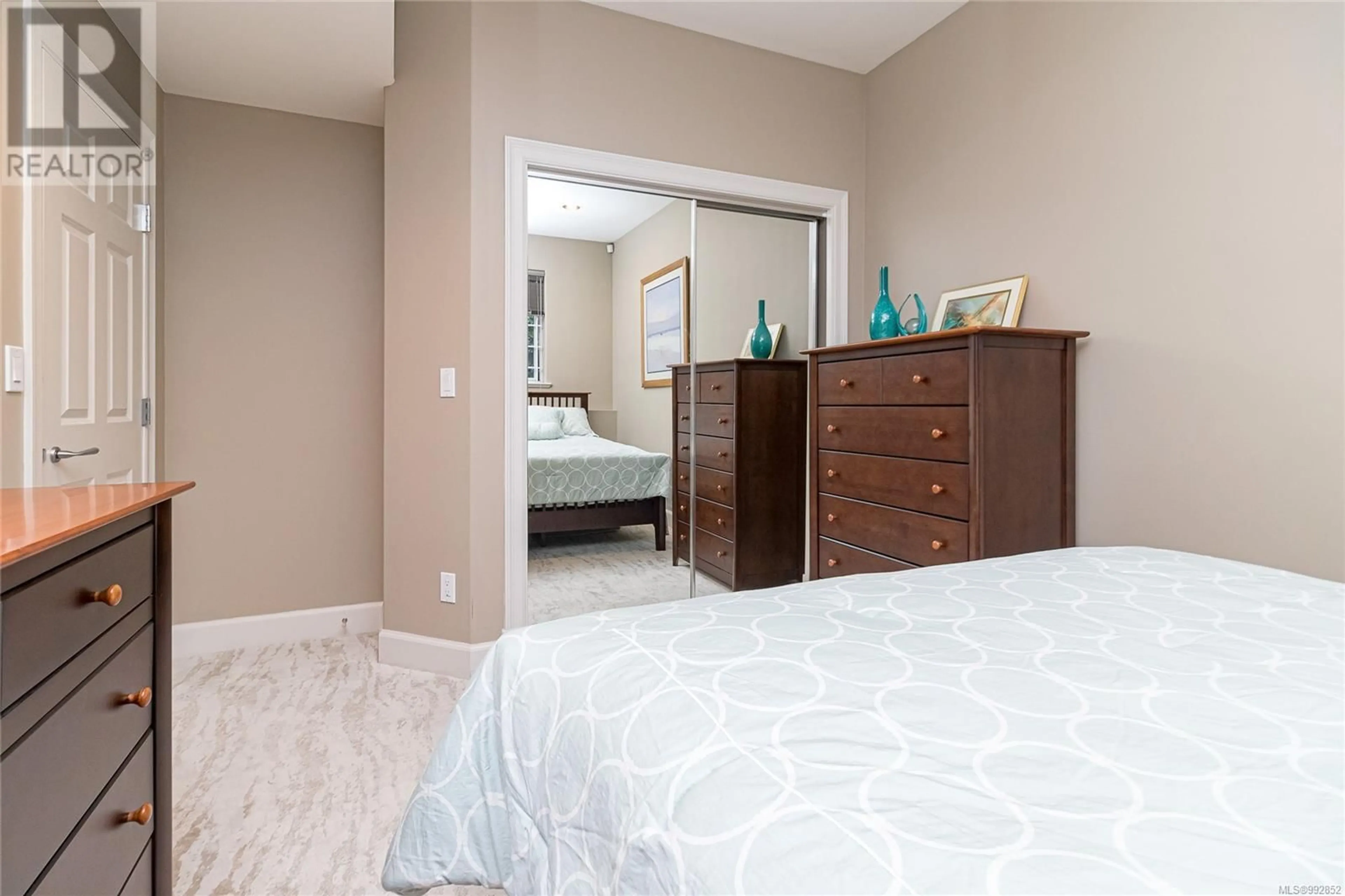 Bedroom with bed, unknown for 3450 LORD NELSON WAY, Saanich British Columbia V8P5T9