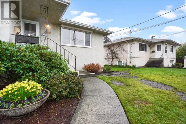 555 Davida Ave, Saanich 2