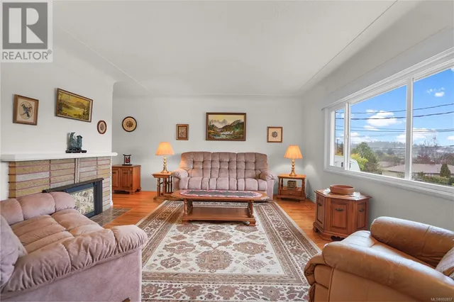 555 Davida Ave, Saanich 3