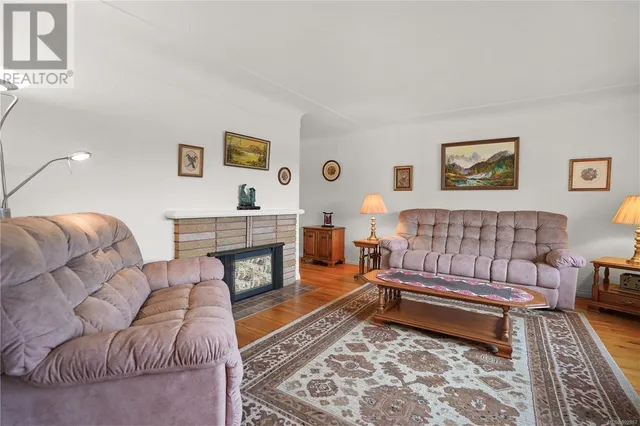 555 Davida Ave, Saanich 4