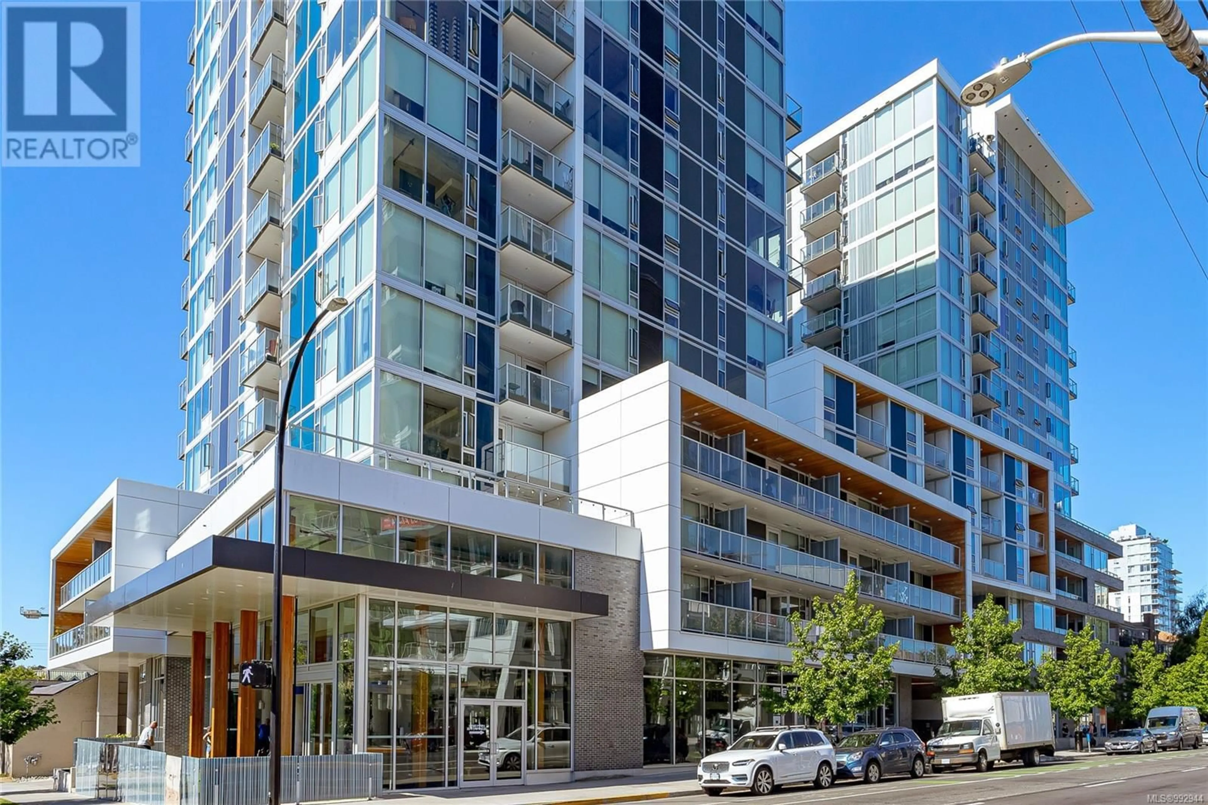 Indoor foyer for 201 989 Johnson St, Victoria British Columbia V8V3N7