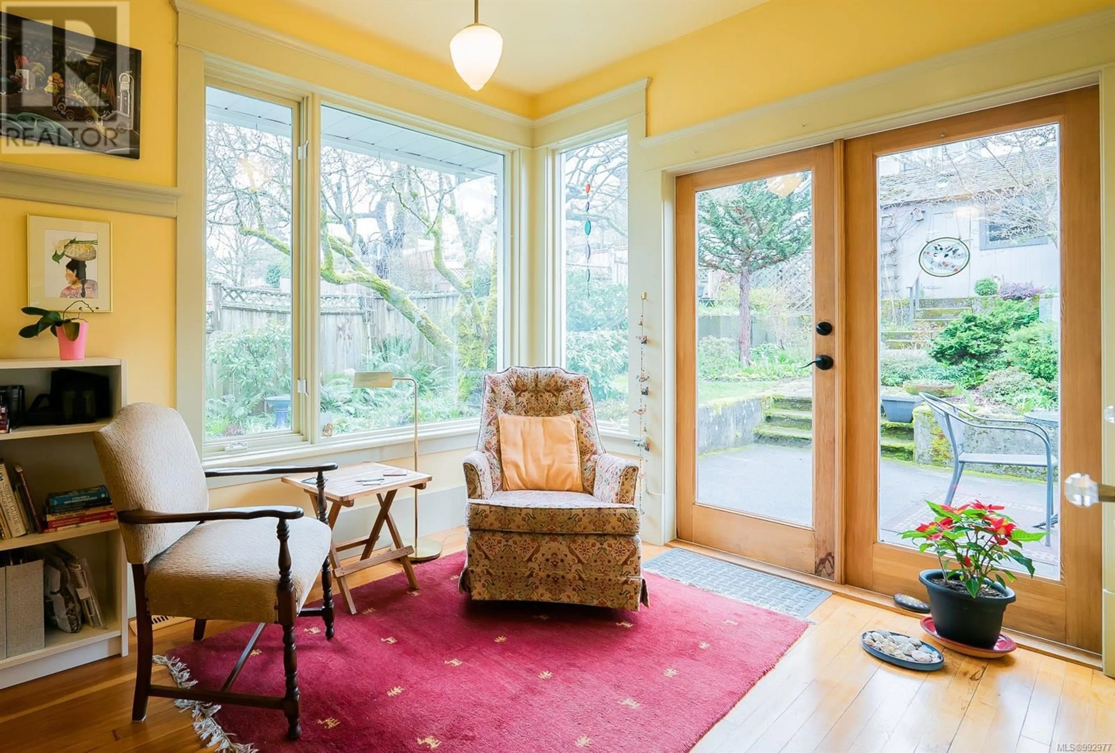 Indoor foyer for 351 MILTON STREET, Nanaimo British Columbia V9R2K8
