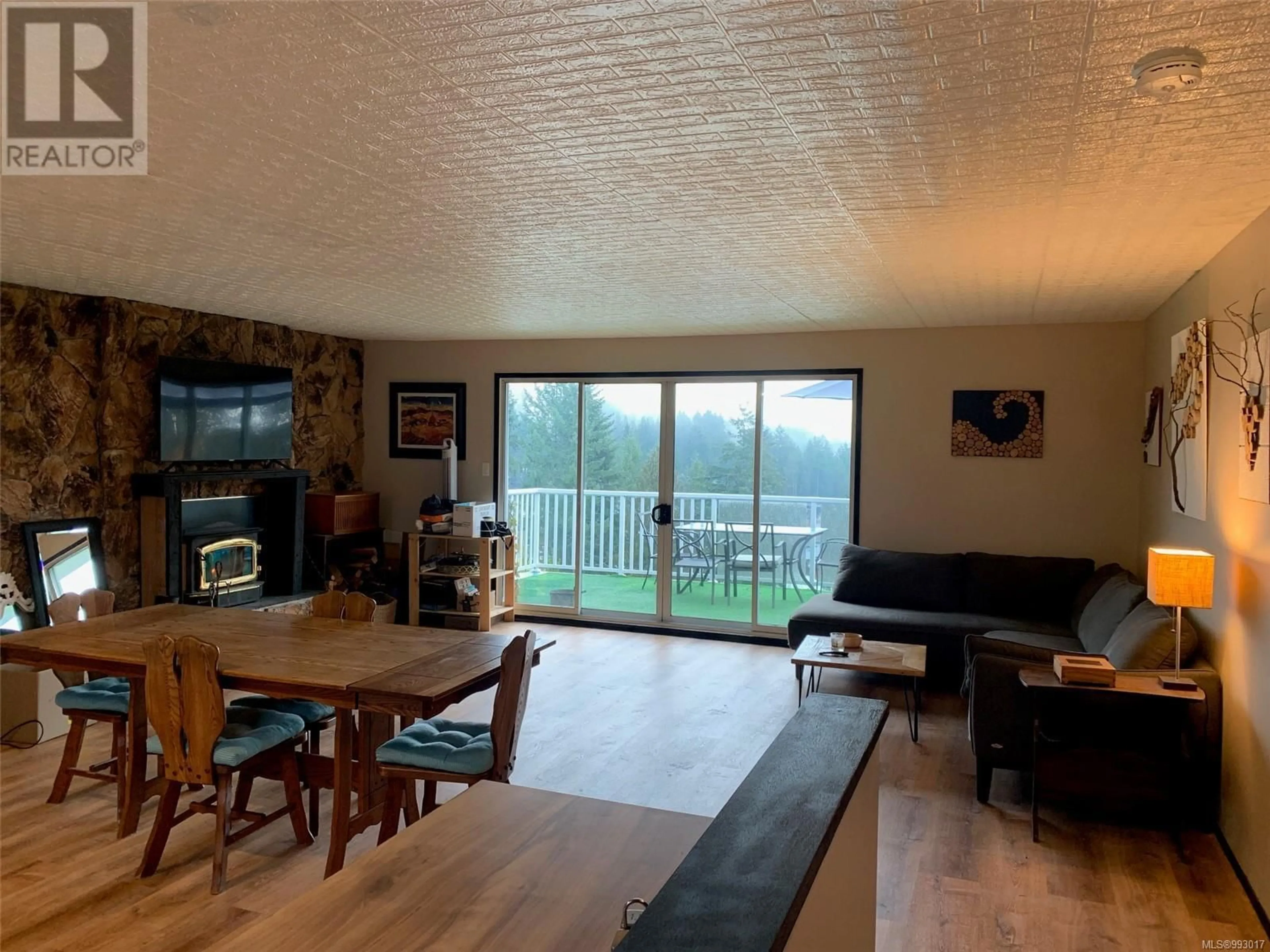 Living room with furniture, wood/laminate floor for 547 MALLARD WAY, Gold River British Columbia V0P1G0