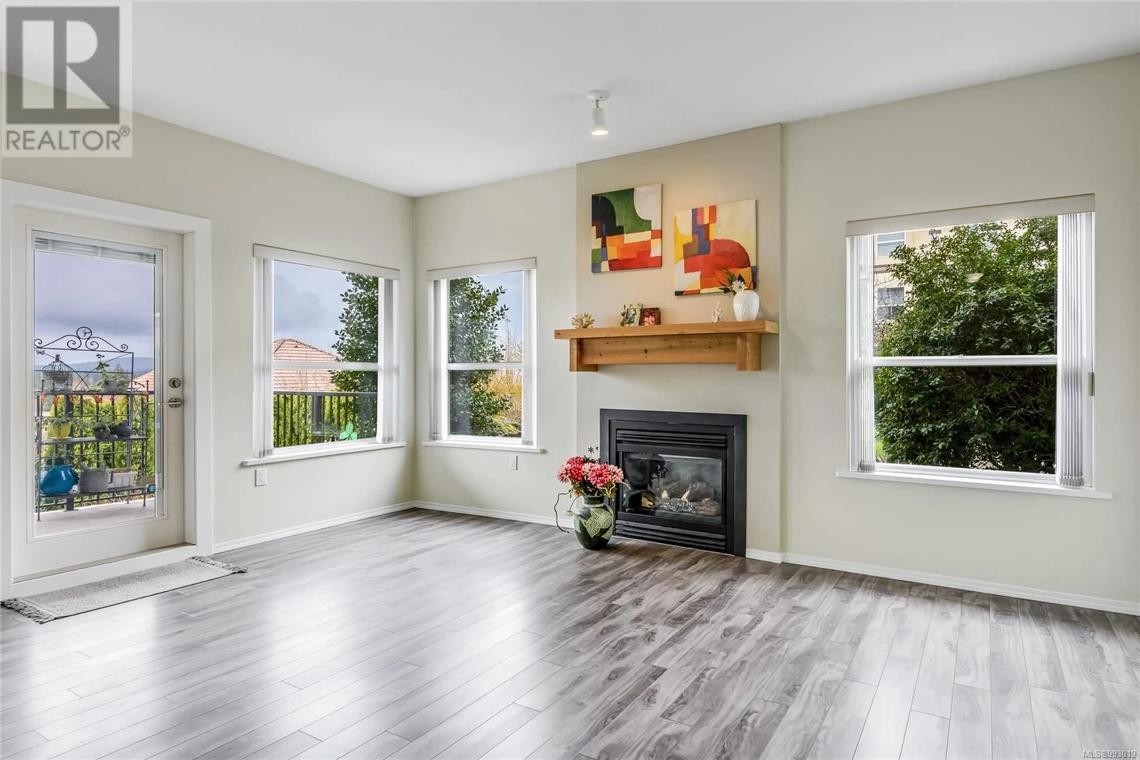 Living room with furniture, wood/laminate floor for 107 - 280 DOGWOOD STREET SOUTH, Campbell River British Columbia V9W6Y7