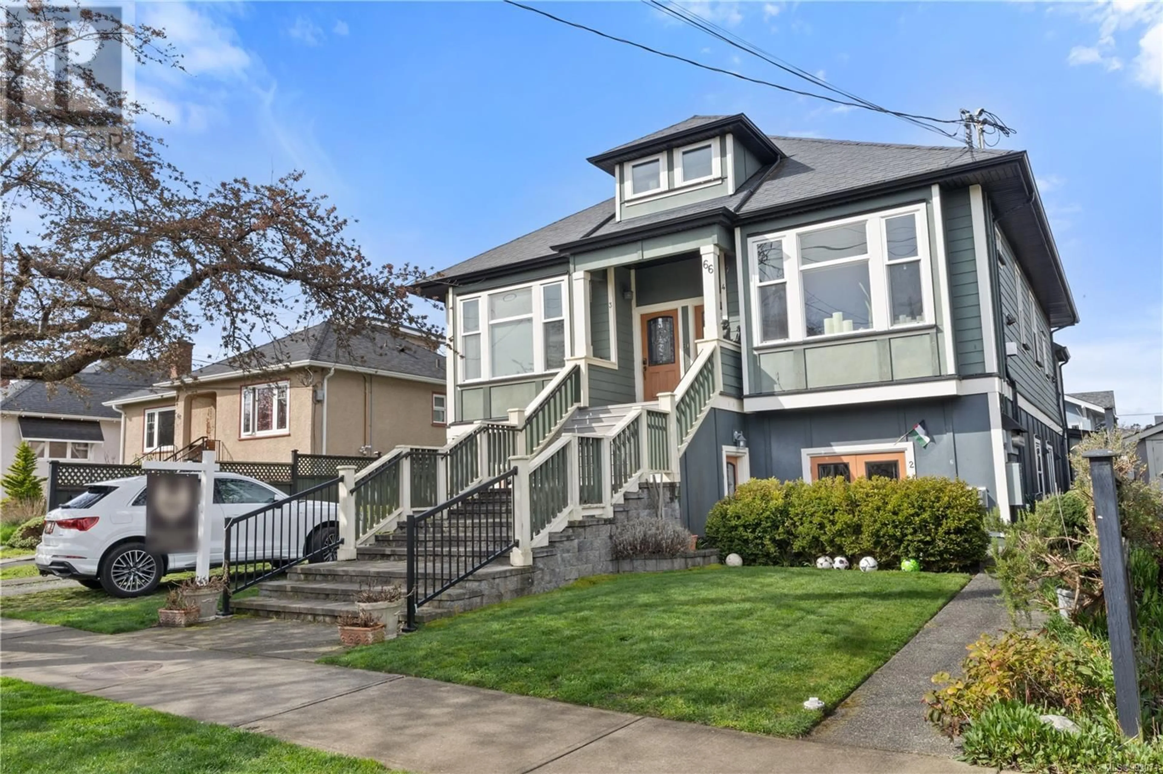 Home with vinyl exterior material, street for 1 - 66 MOSS STREET, Victoria British Columbia V8V4L8
