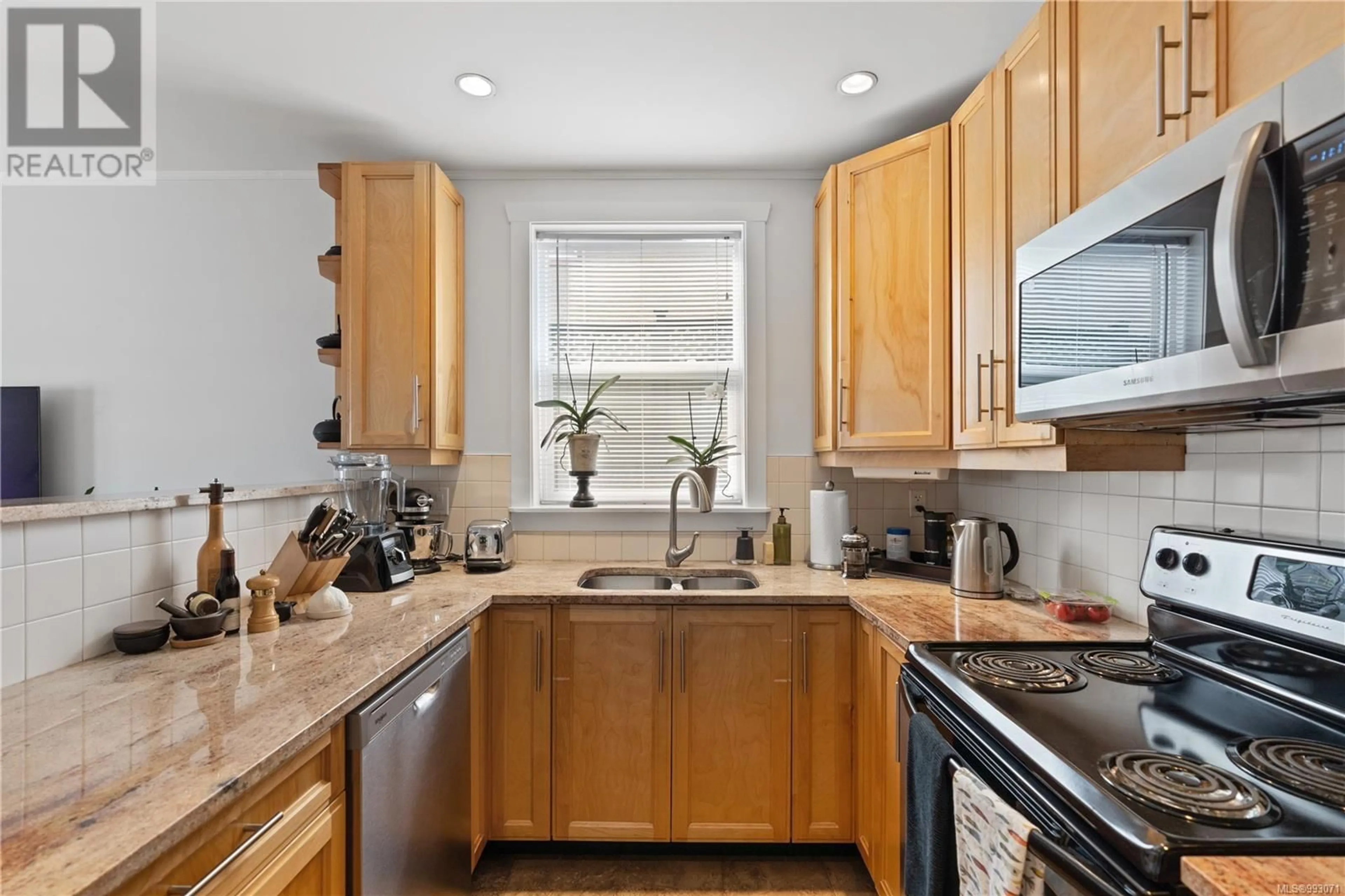 Standard kitchen, ceramic/tile floor for 1 - 66 MOSS STREET, Victoria British Columbia V8V4L8