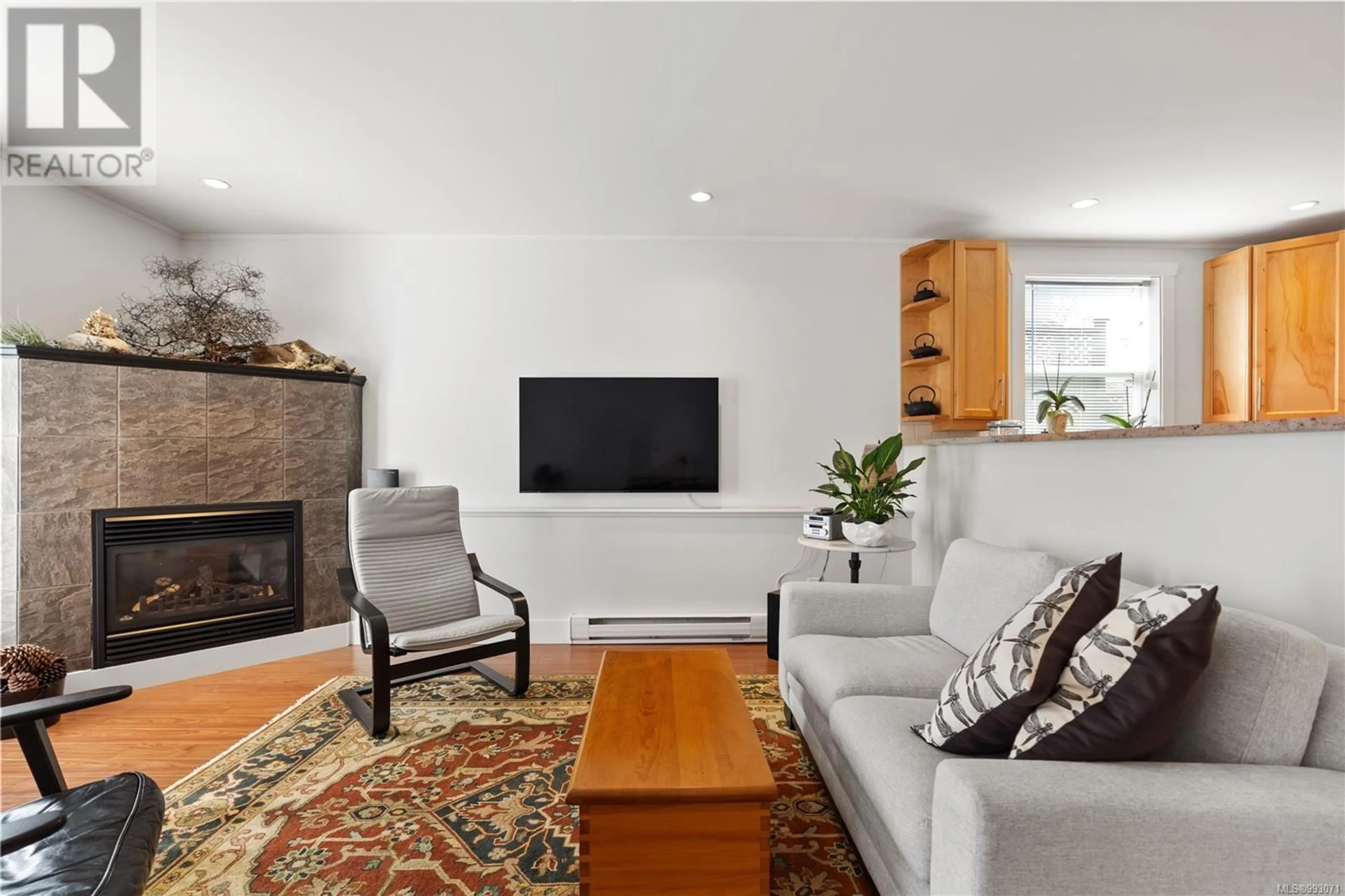 Living room with furniture, wood/laminate floor for 1 - 66 MOSS STREET, Victoria British Columbia V8V4L8