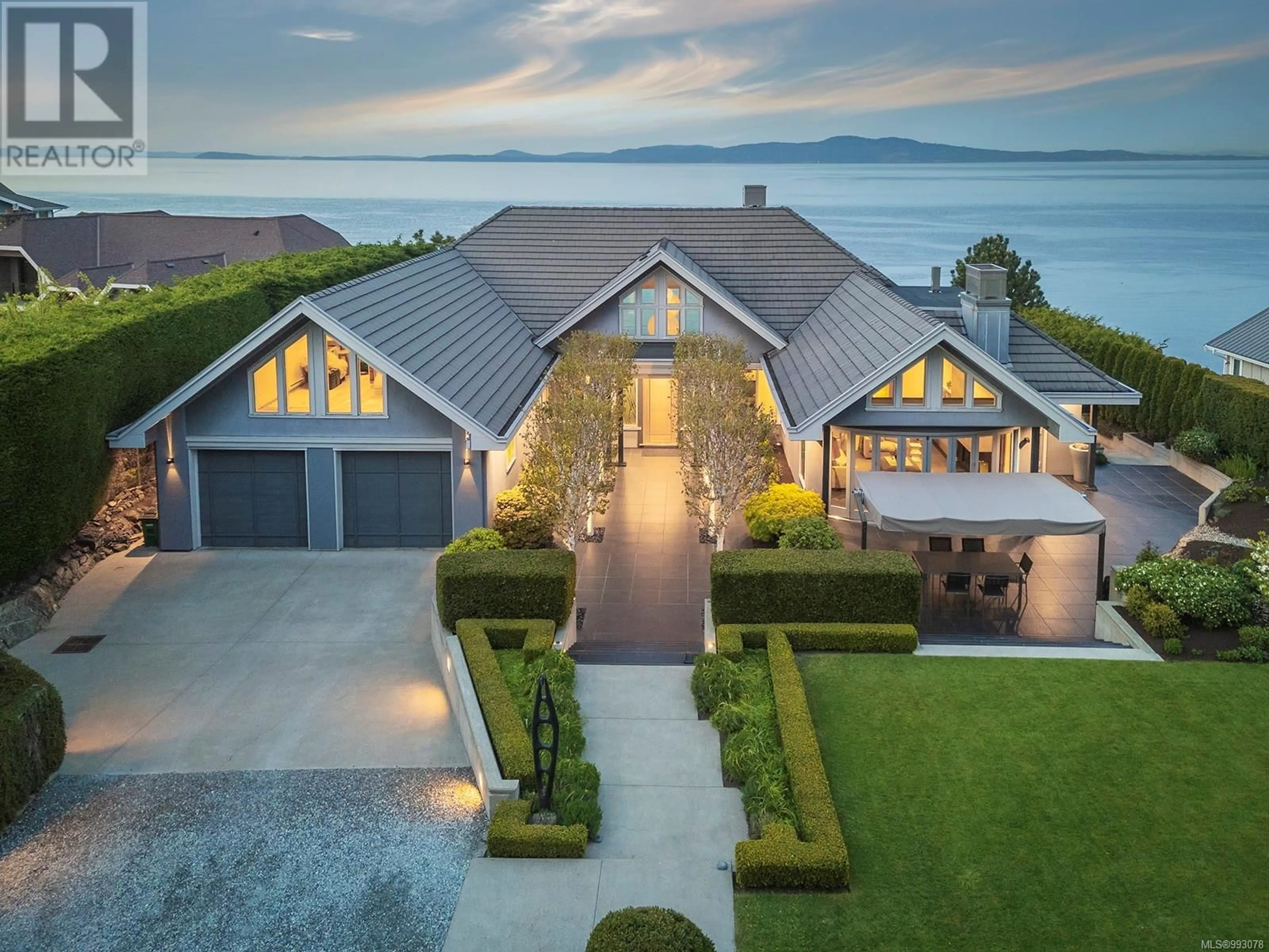 A pic from outside/outdoor area/front of a property/back of a property/a pic from drone, water/lake/river/ocean view for 2950 PHYLLIS STREET, Saanich British Columbia V8N1Z1