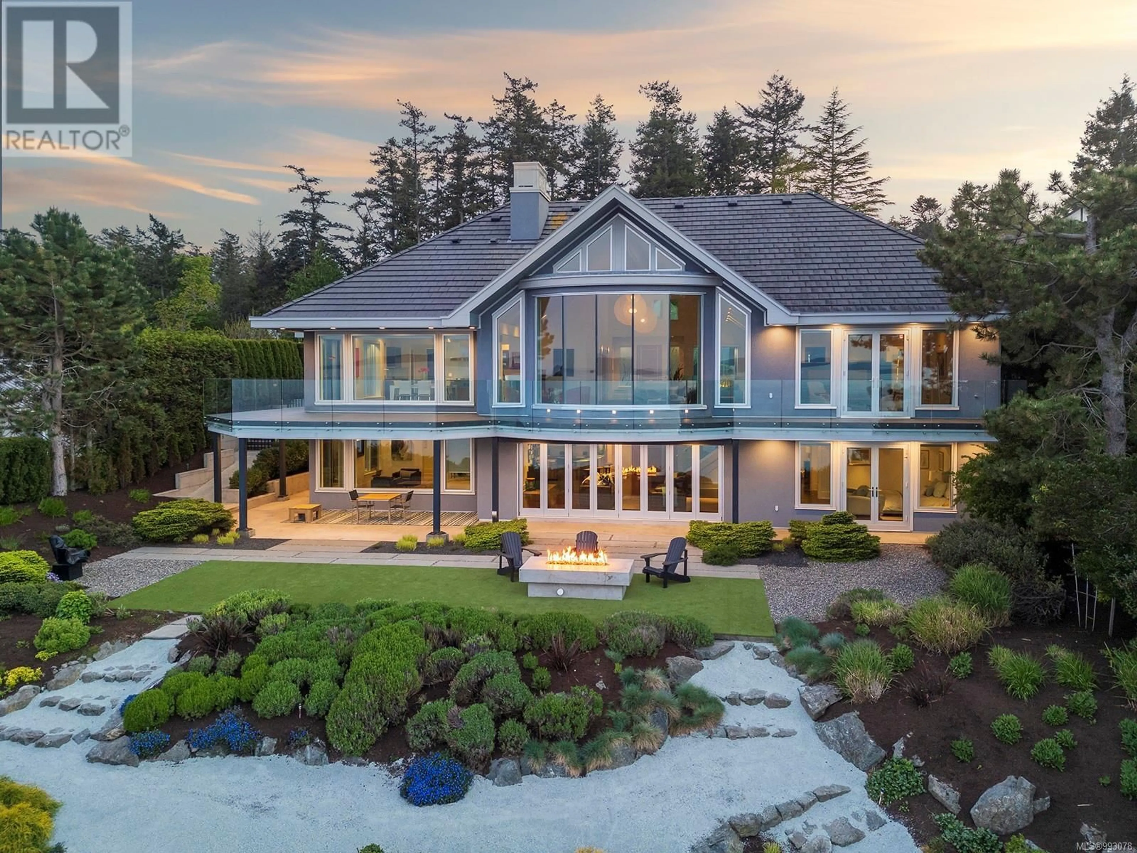A pic from outside/outdoor area/front of a property/back of a property/a pic from drone, water/lake/river/ocean view for 2950 PHYLLIS STREET, Saanich British Columbia V8N1Z1