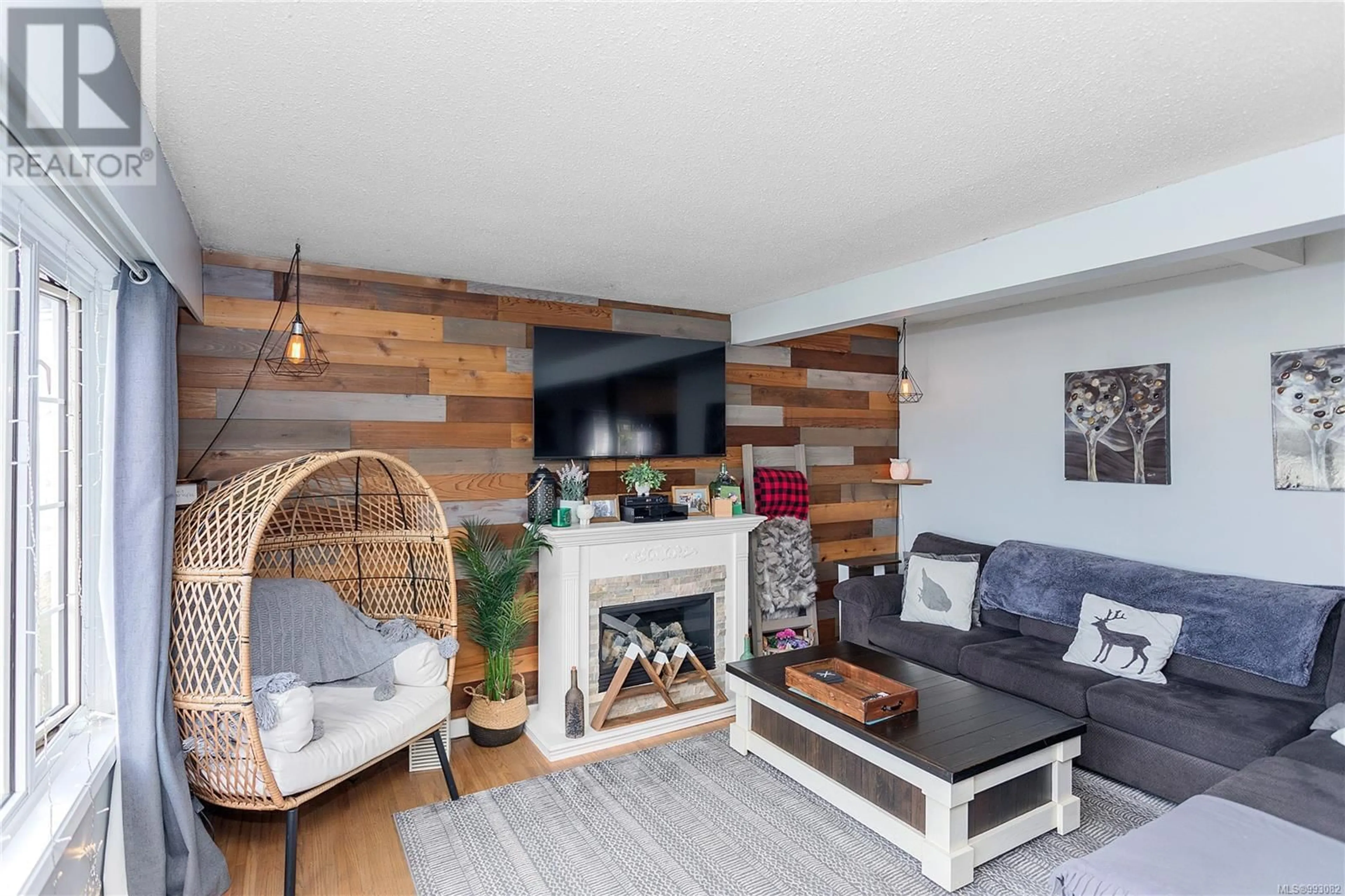 Living room with furniture, wood/laminate floor for 781 CHELSEA STREET, Nanaimo British Columbia V9S1Y2