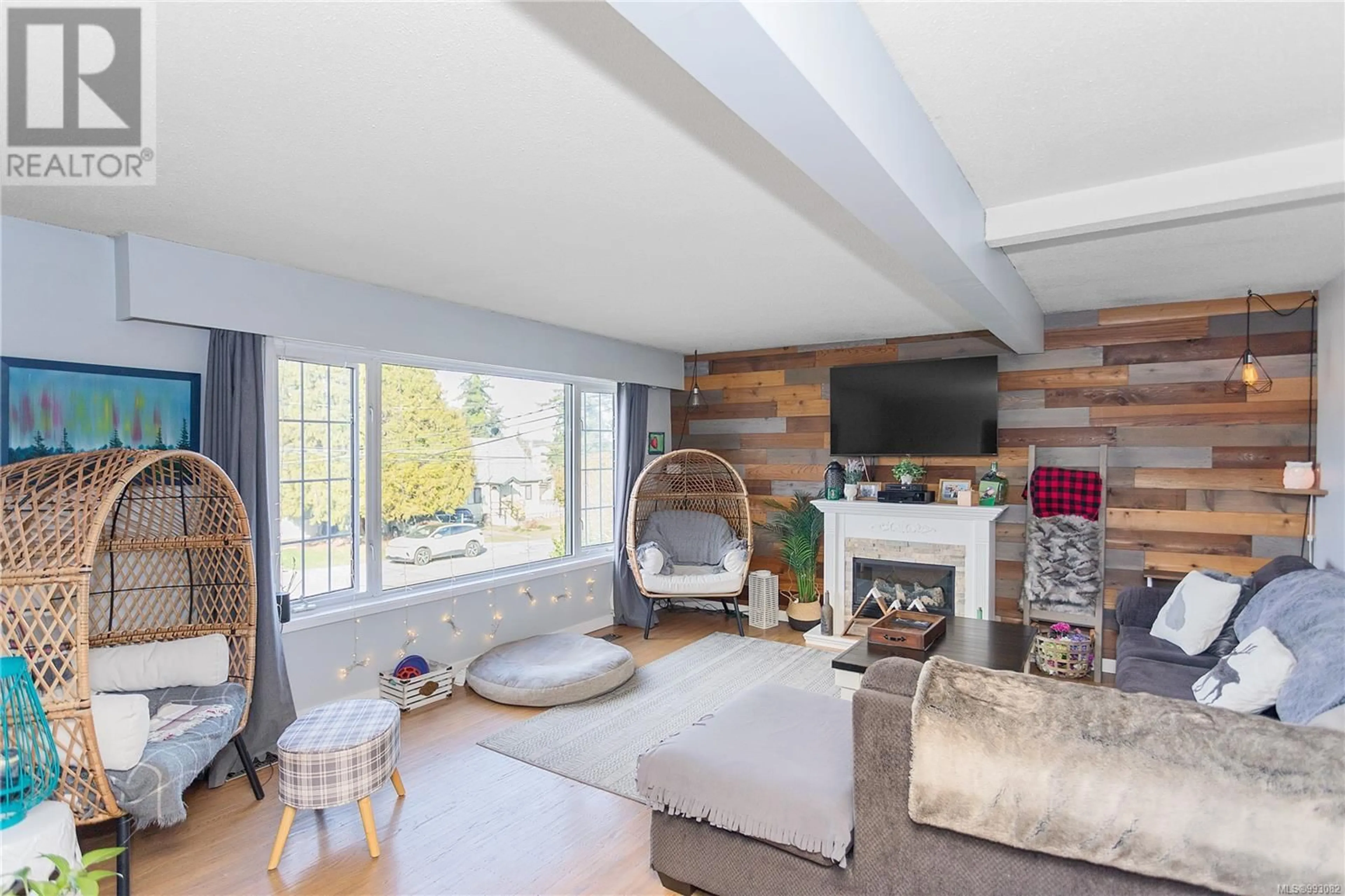 Living room with furniture, wood/laminate floor for 781 CHELSEA STREET, Nanaimo British Columbia V9S1Y2
