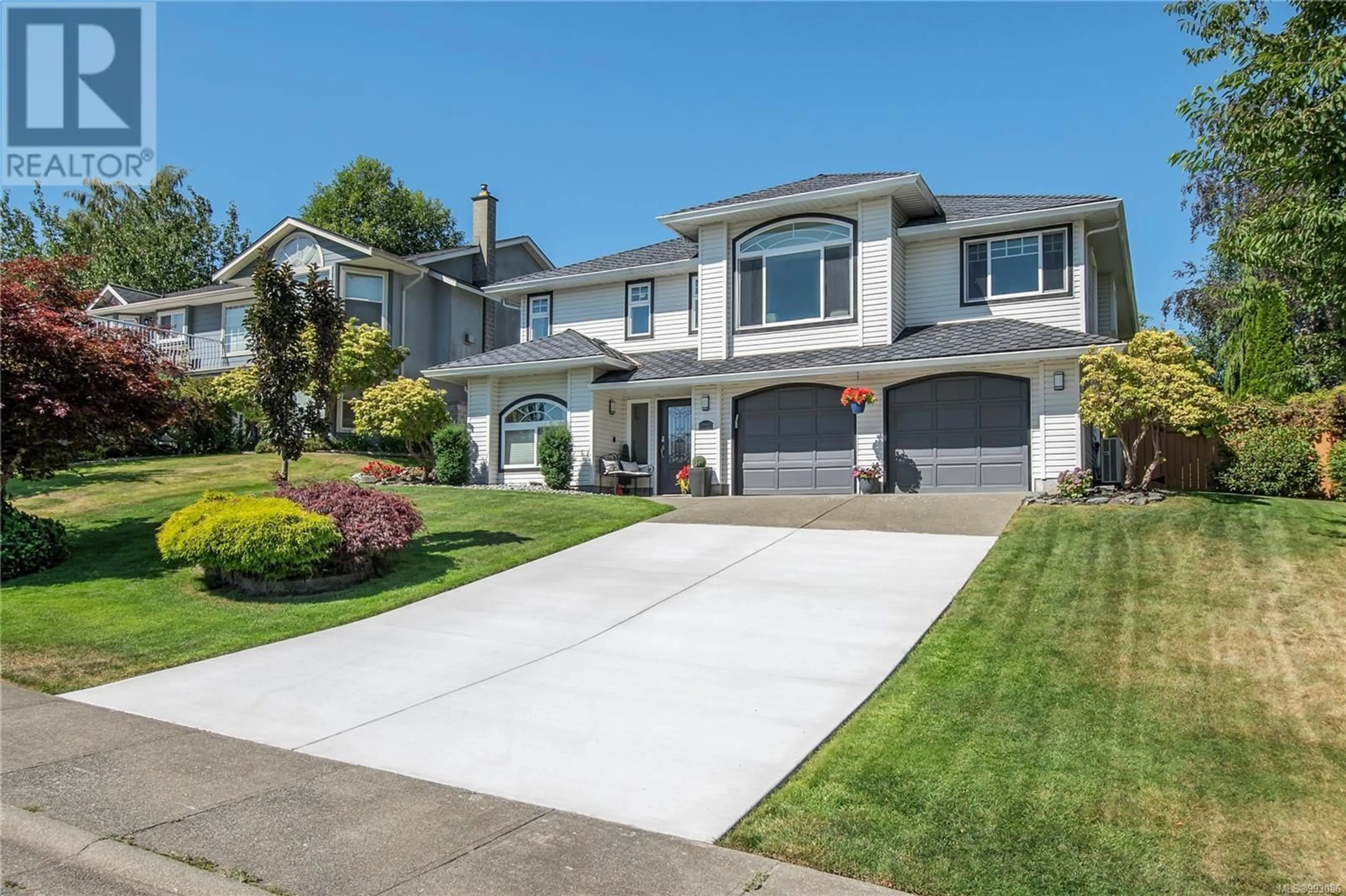 Home with vinyl exterior material, street for 2610 PENFIELD ROAD, Campbell River British Columbia V9W6S3