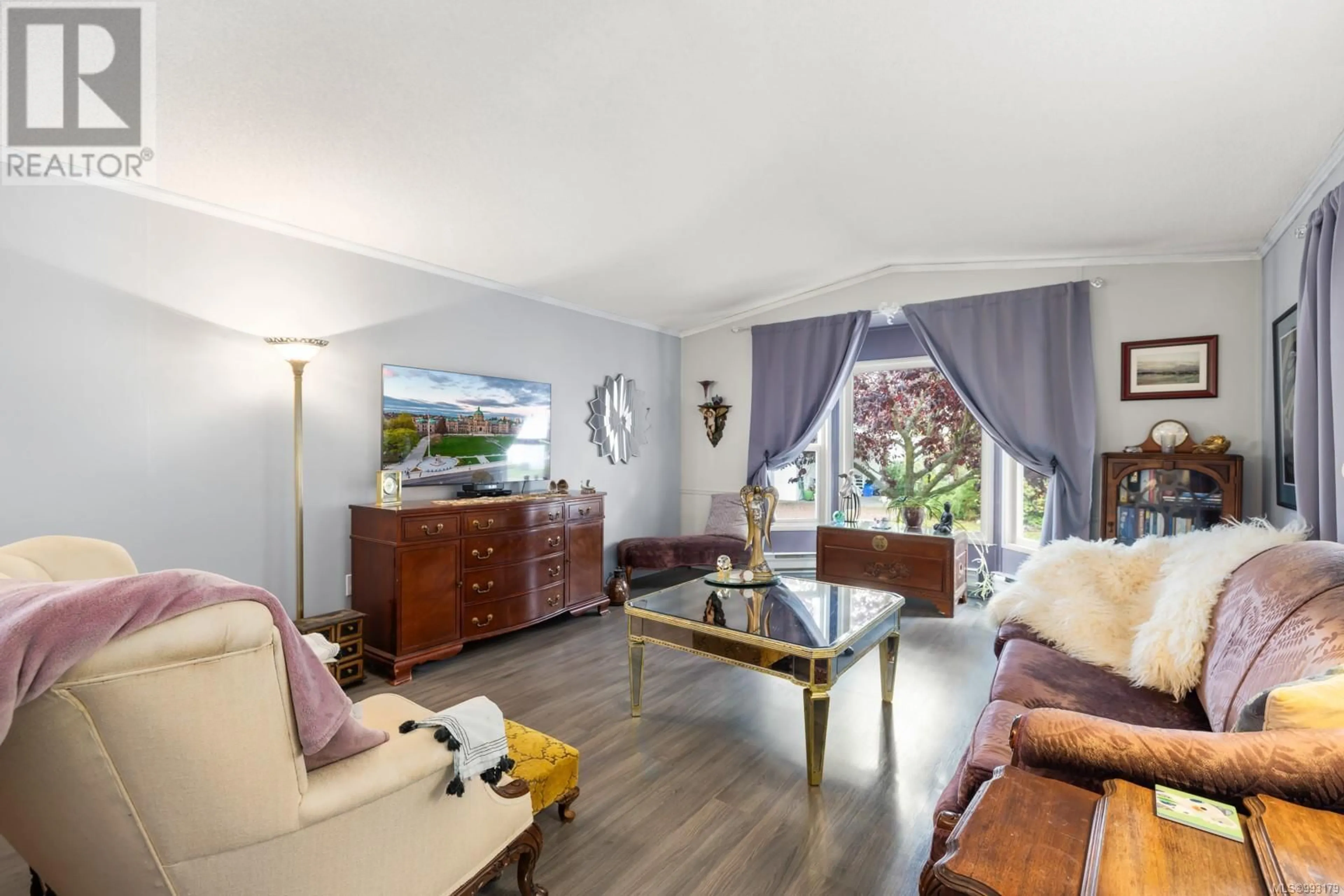 Living room with furniture, wood/laminate floor for 11 - 7401 CENTRAL SAANICH ROAD, Central Saanich British Columbia V8M2B5