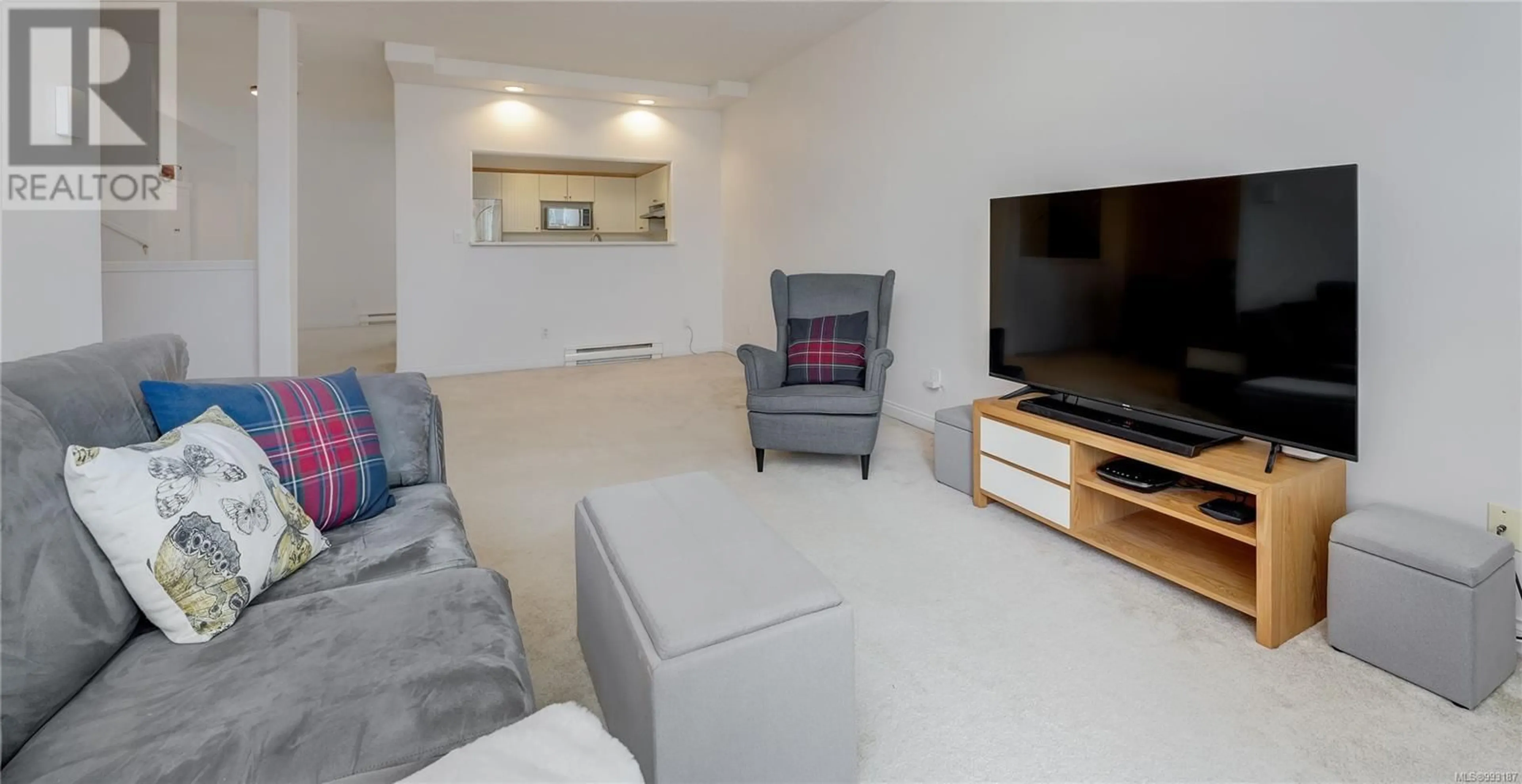Living room with furniture, unknown for 28 - 4525 WILKINSON ROAD, Saanich British Columbia V8Z5C3