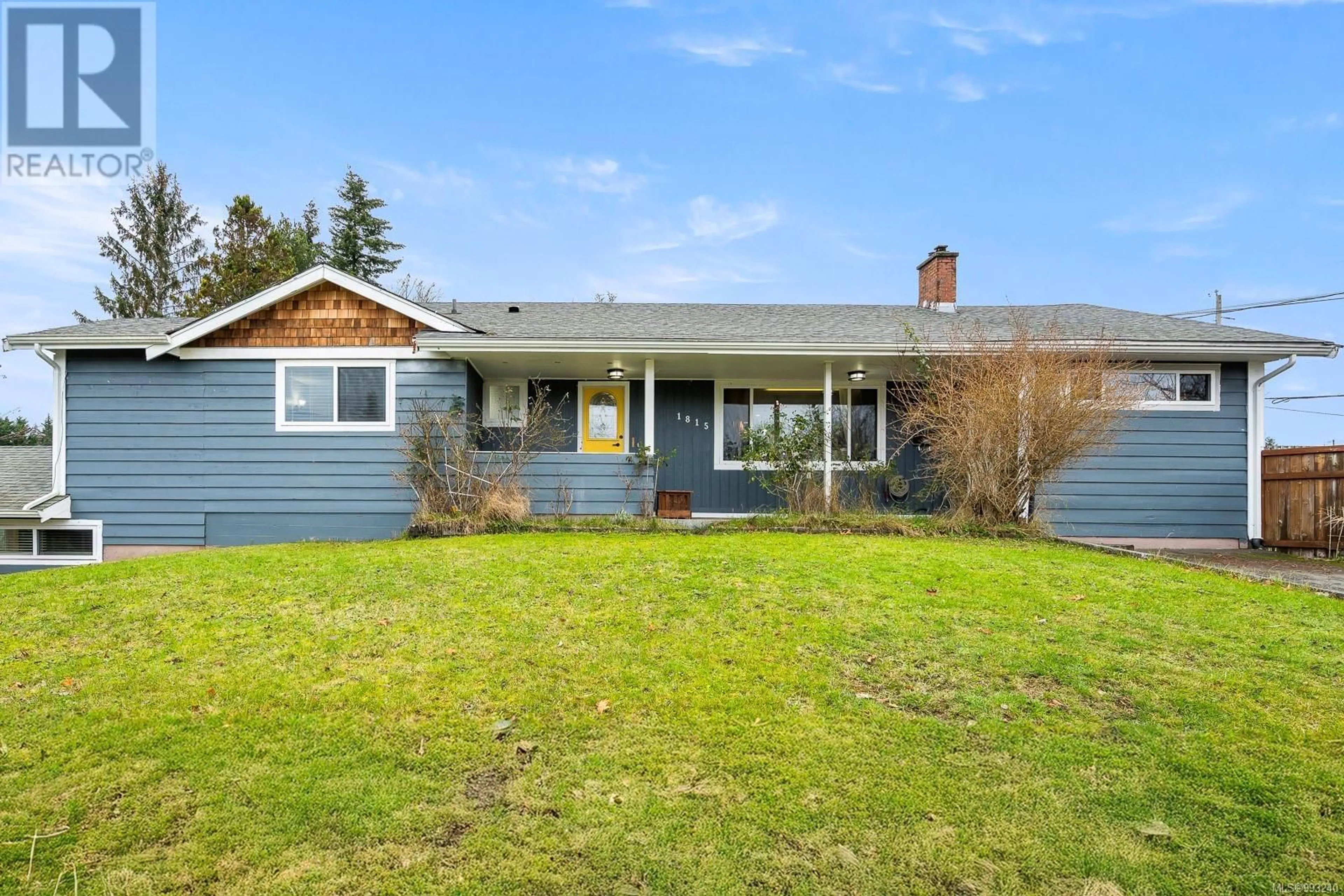 Home with vinyl exterior material, street for 1815 GRIEVE AVENUE, Courtenay British Columbia V9N2W8