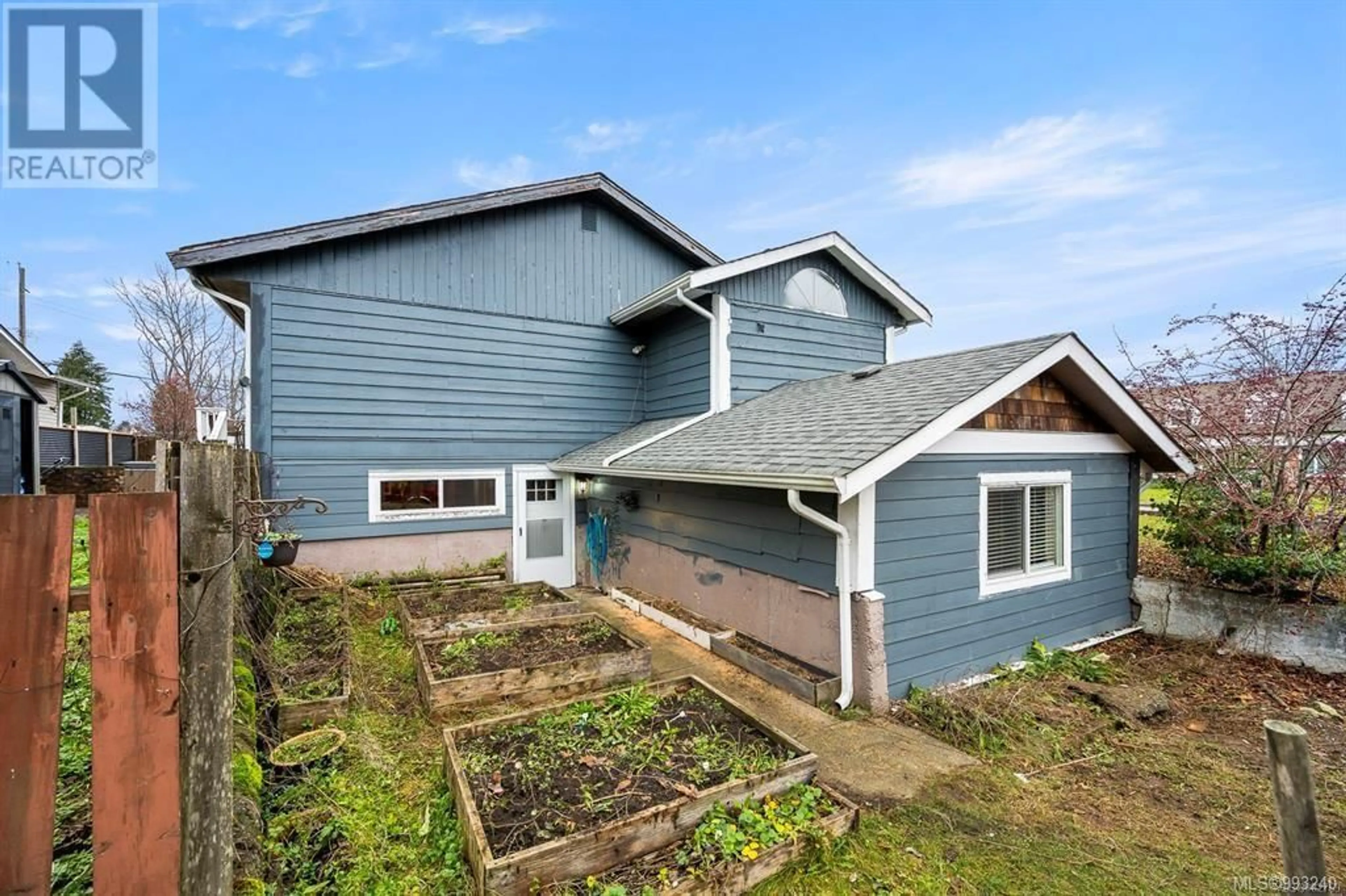 Standard bathroom, ceramic/tile floor for 1815 GRIEVE AVENUE, Courtenay British Columbia V9N2W8