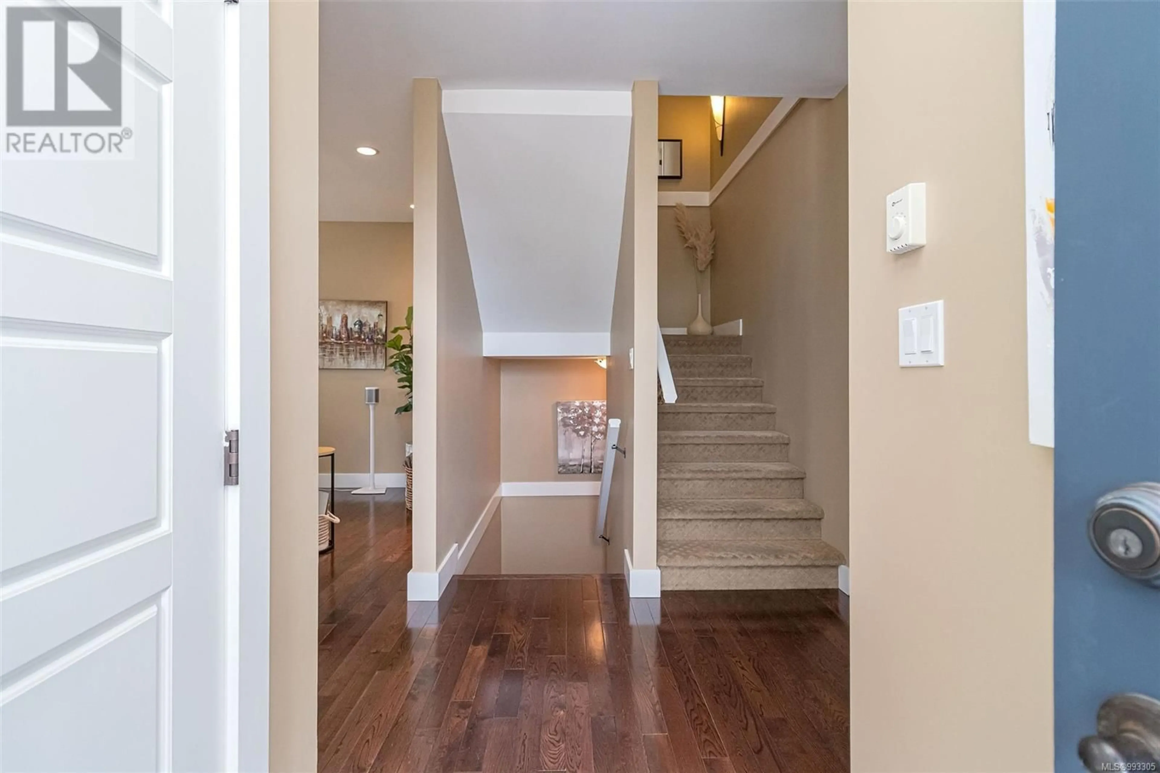 Indoor entryway for 6 - 4583 WILKINSON ROAD, Saanich British Columbia V8Z5C3
