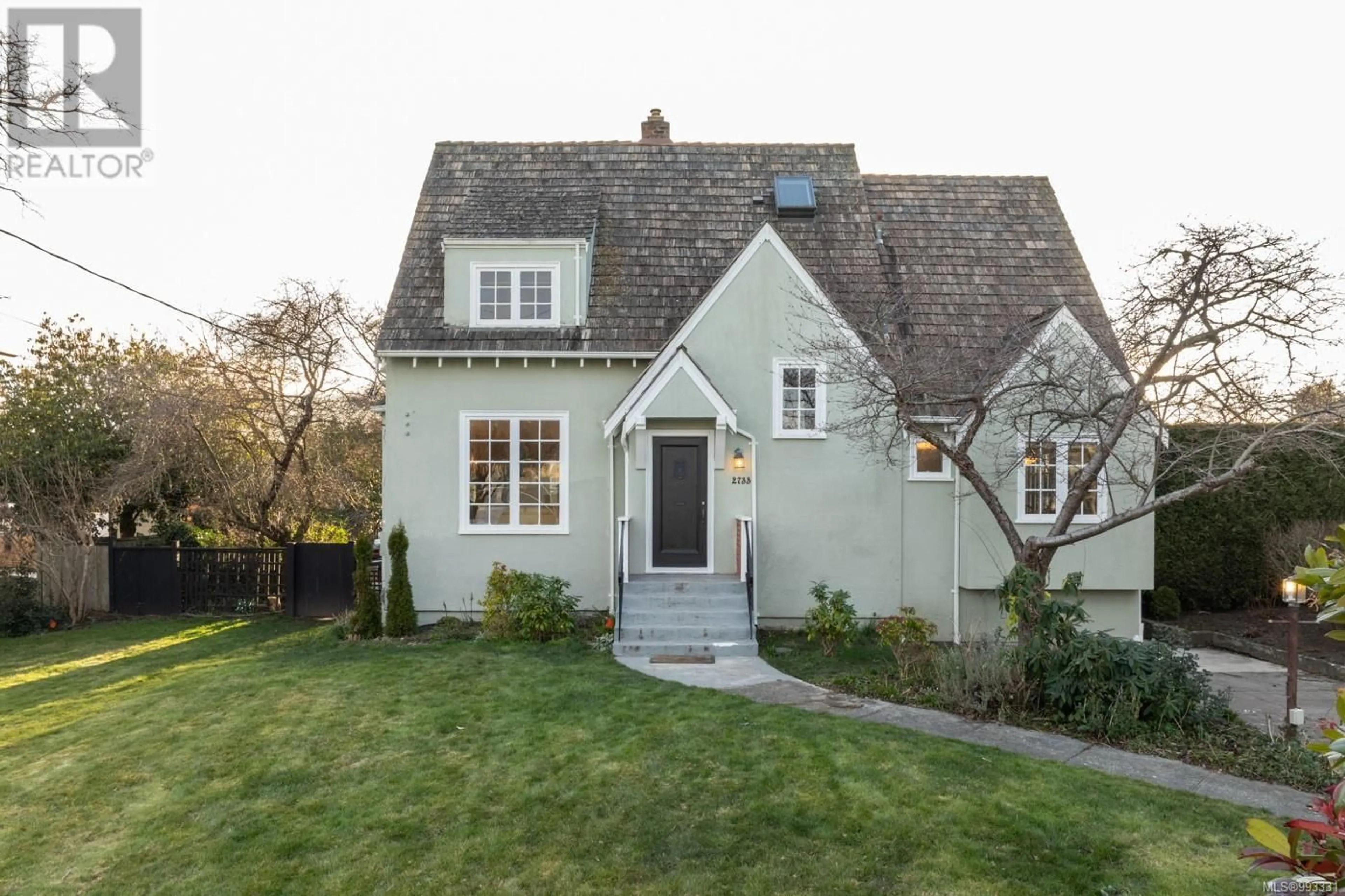 Home with vinyl exterior material, street for 2733 DUFFERIN AVENUE, Oak Bay British Columbia V8R3L5