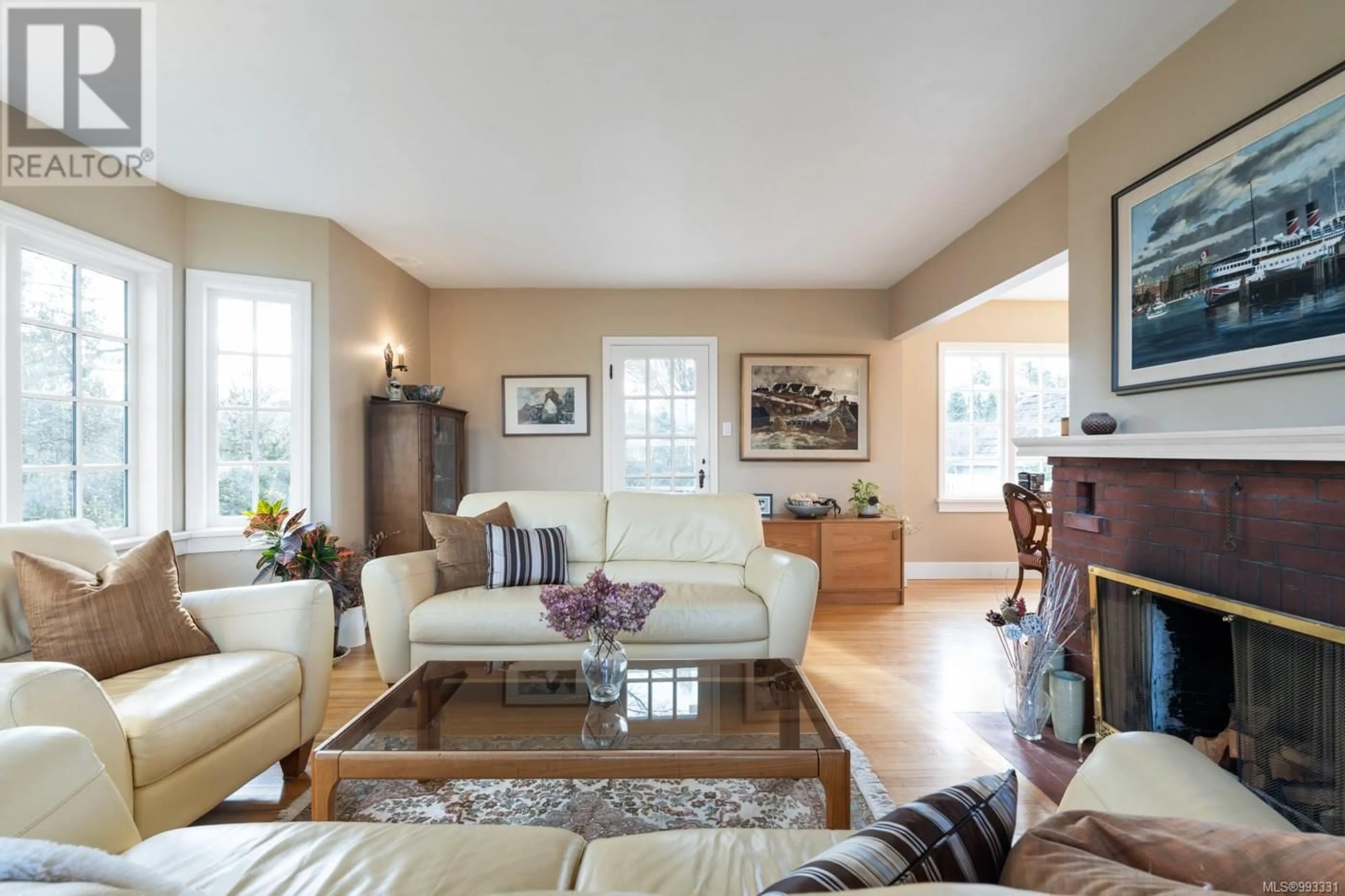 Living room with furniture, unknown for 2733 DUFFERIN AVENUE, Oak Bay British Columbia V8R3L5