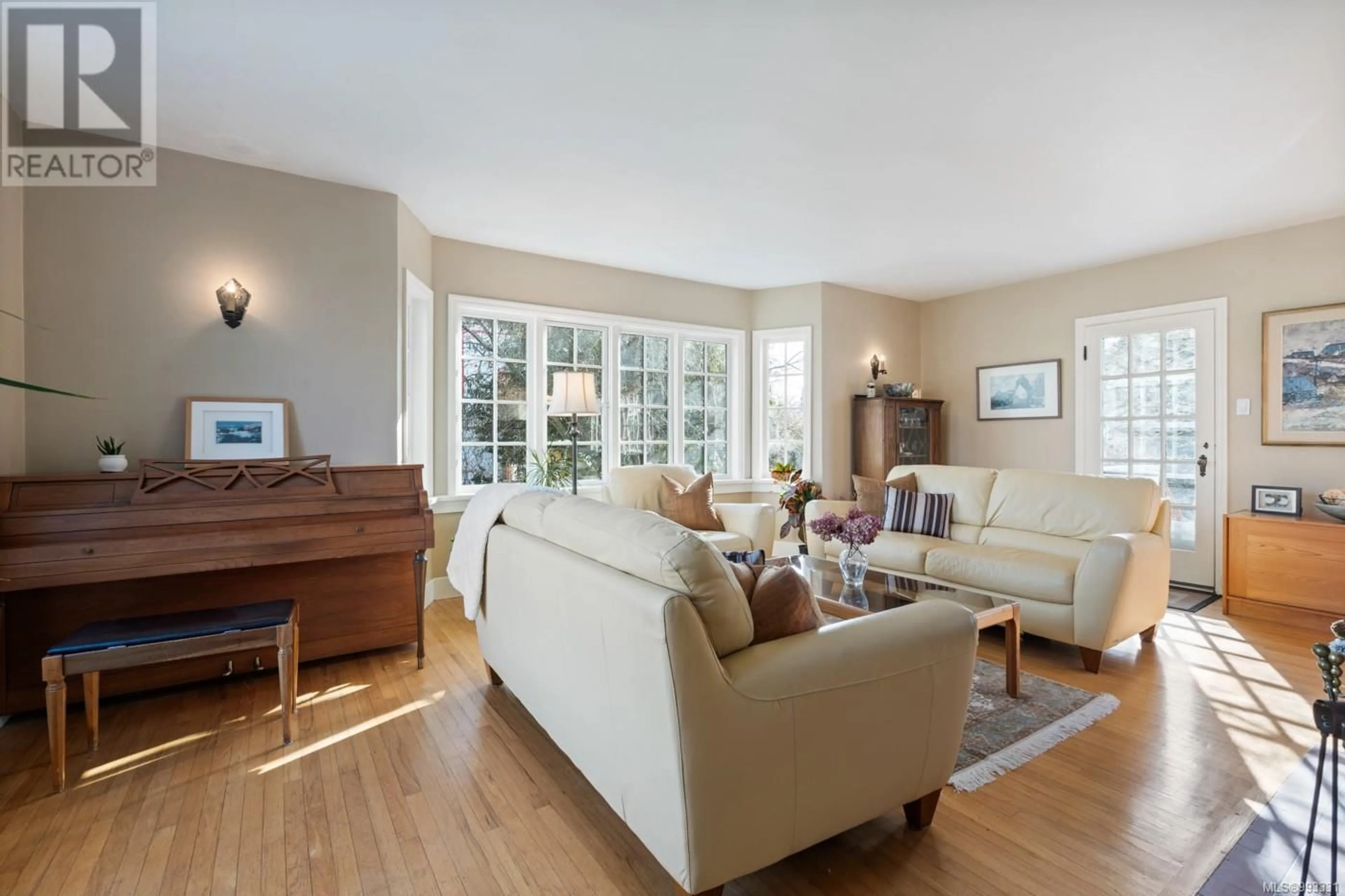 Living room with furniture, wood/laminate floor for 2733 DUFFERIN AVENUE, Oak Bay British Columbia V8R3L5