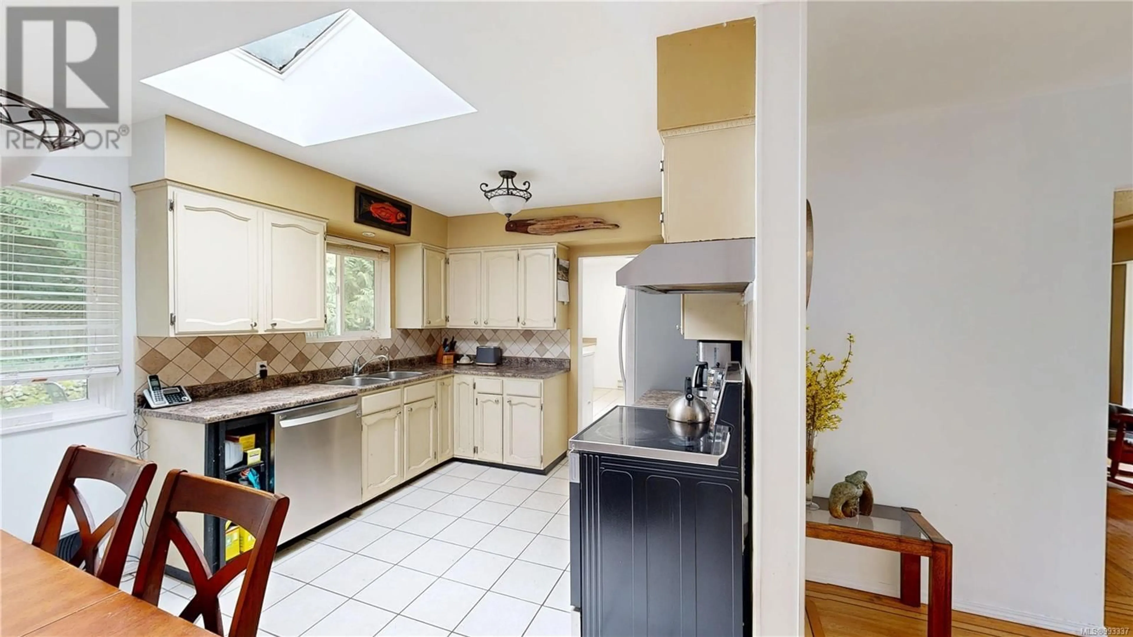 Standard kitchen, ceramic/tile floor for 34 MALASPINA DRIVE, Gabriola Island British Columbia V0R1X1