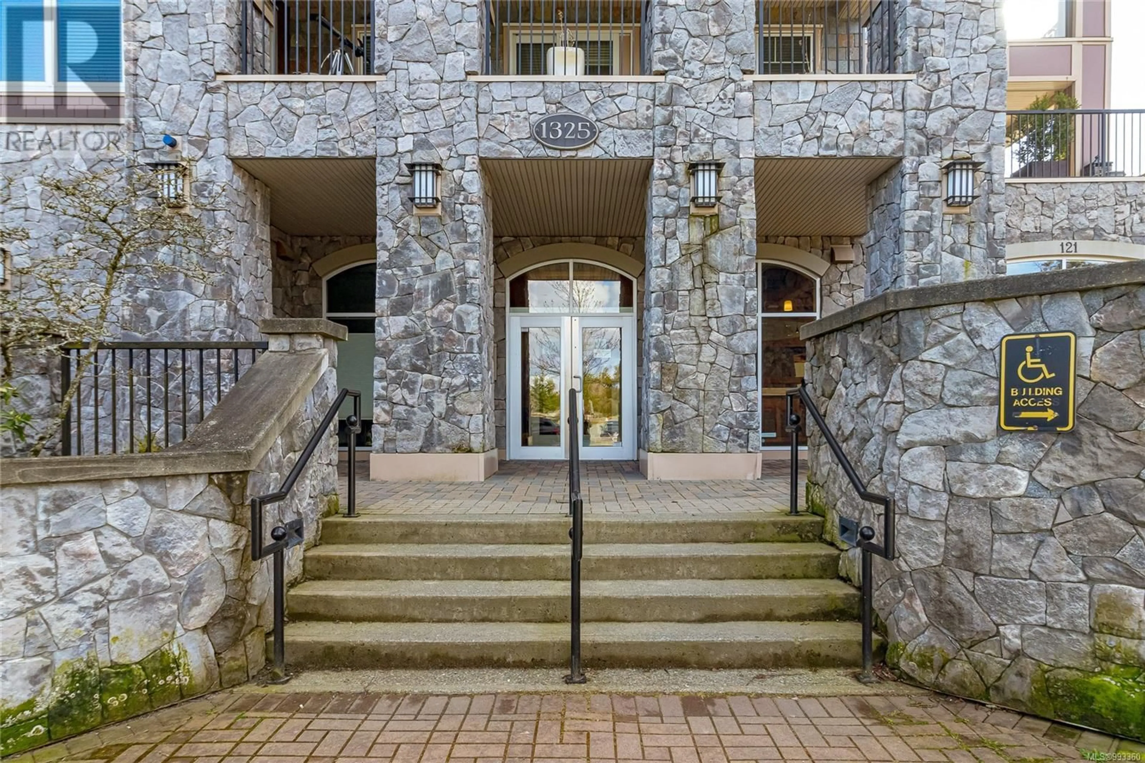 Indoor foyer for 406 - 1325 BEAR MOUNTAIN PARKWAY, Langford British Columbia V9B6R3