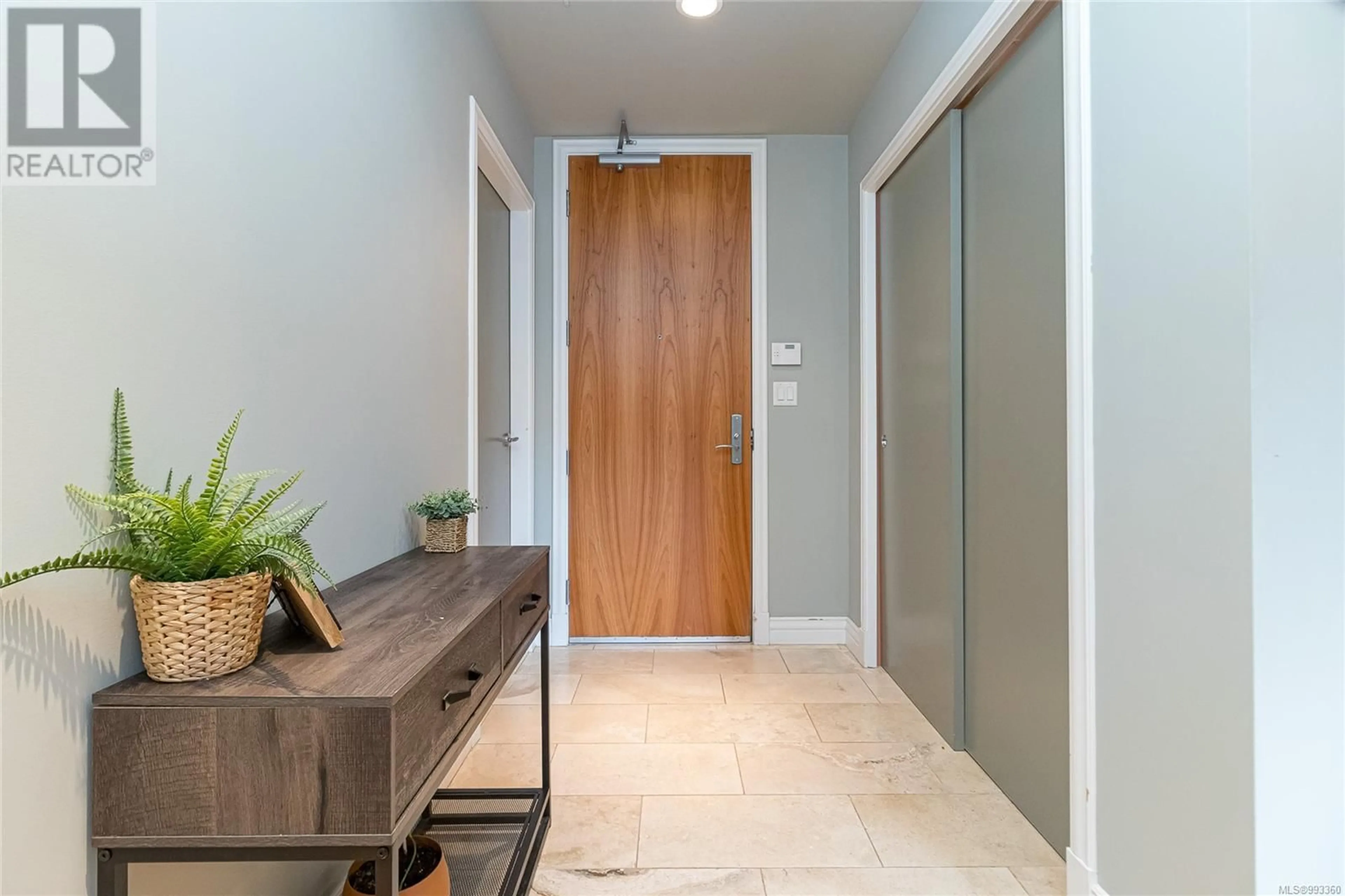 Indoor entryway for 406 - 1325 BEAR MOUNTAIN PARKWAY, Langford British Columbia V9B6R3