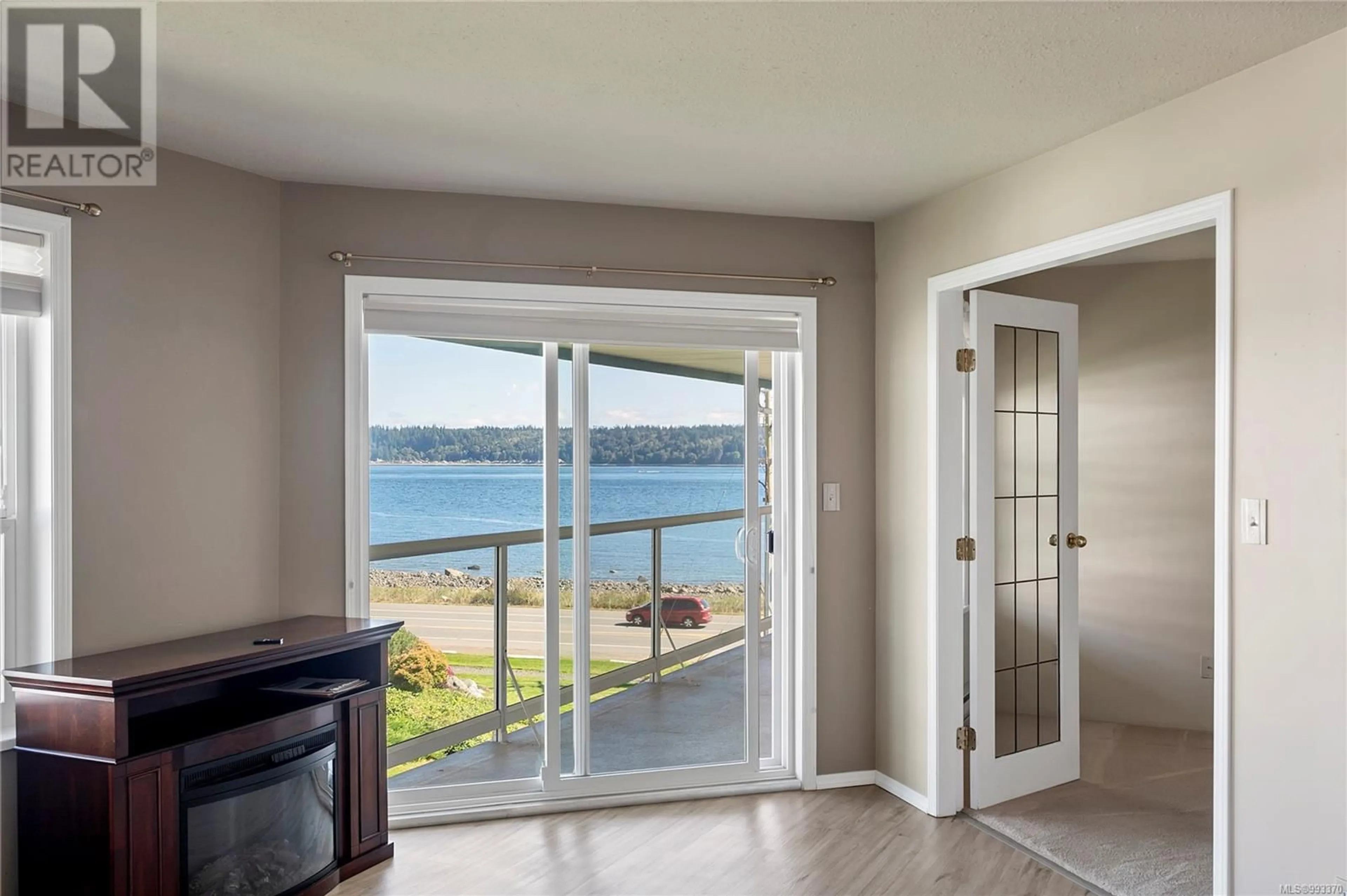 Indoor entryway for 328 - 390 ISLAND HIGHWAY SOUTH, Campbell River British Columbia V9W1A5
