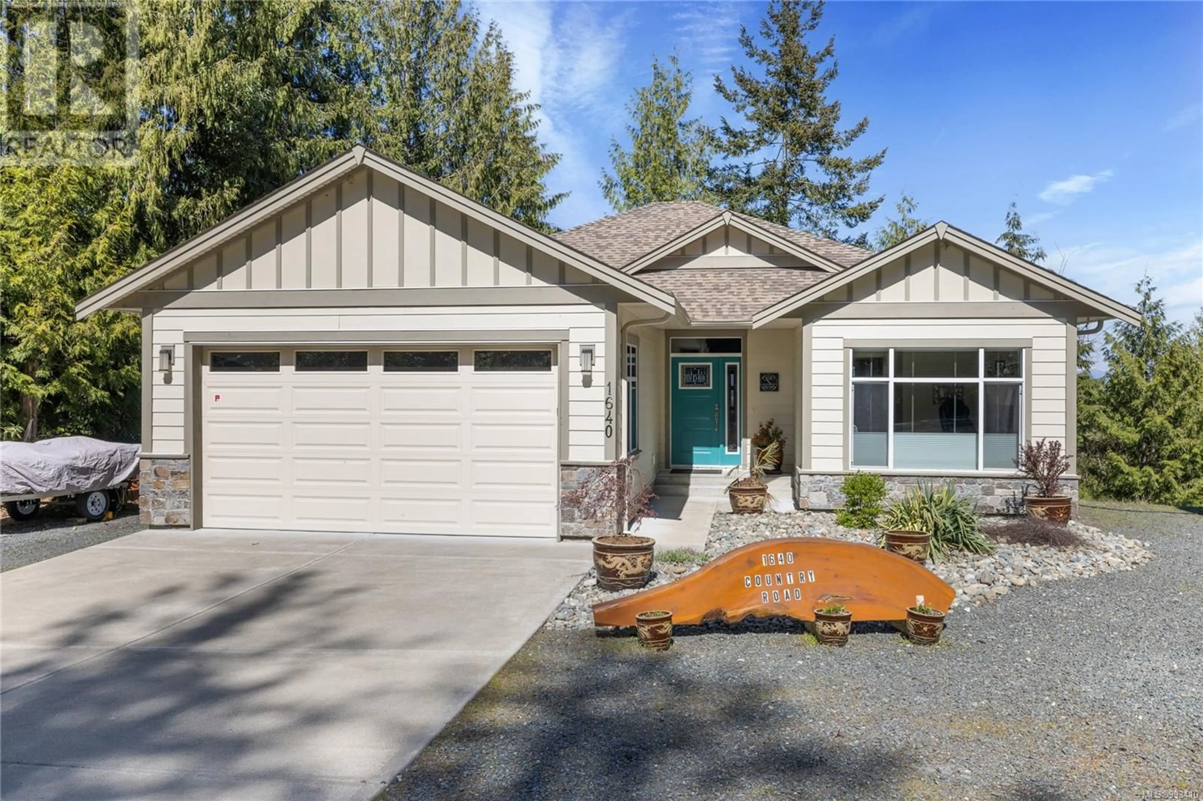Home with vinyl exterior material, street for 1640 COUNTRY ROAD, Qualicum Beach British Columbia V9K2S3