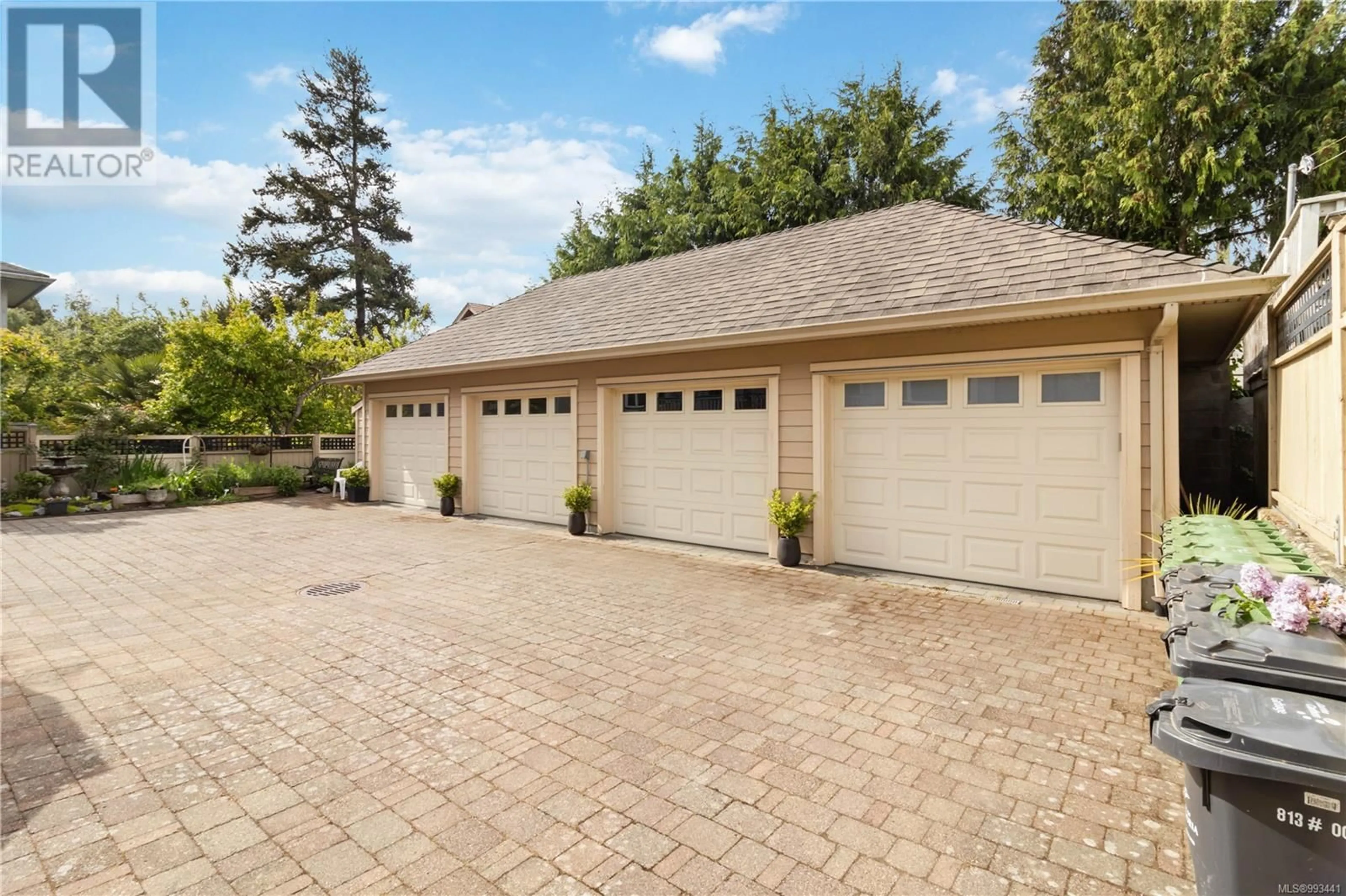 Indoor garage for 1 - 209 SUPERIOR STREET, Victoria British Columbia V8V1T4
