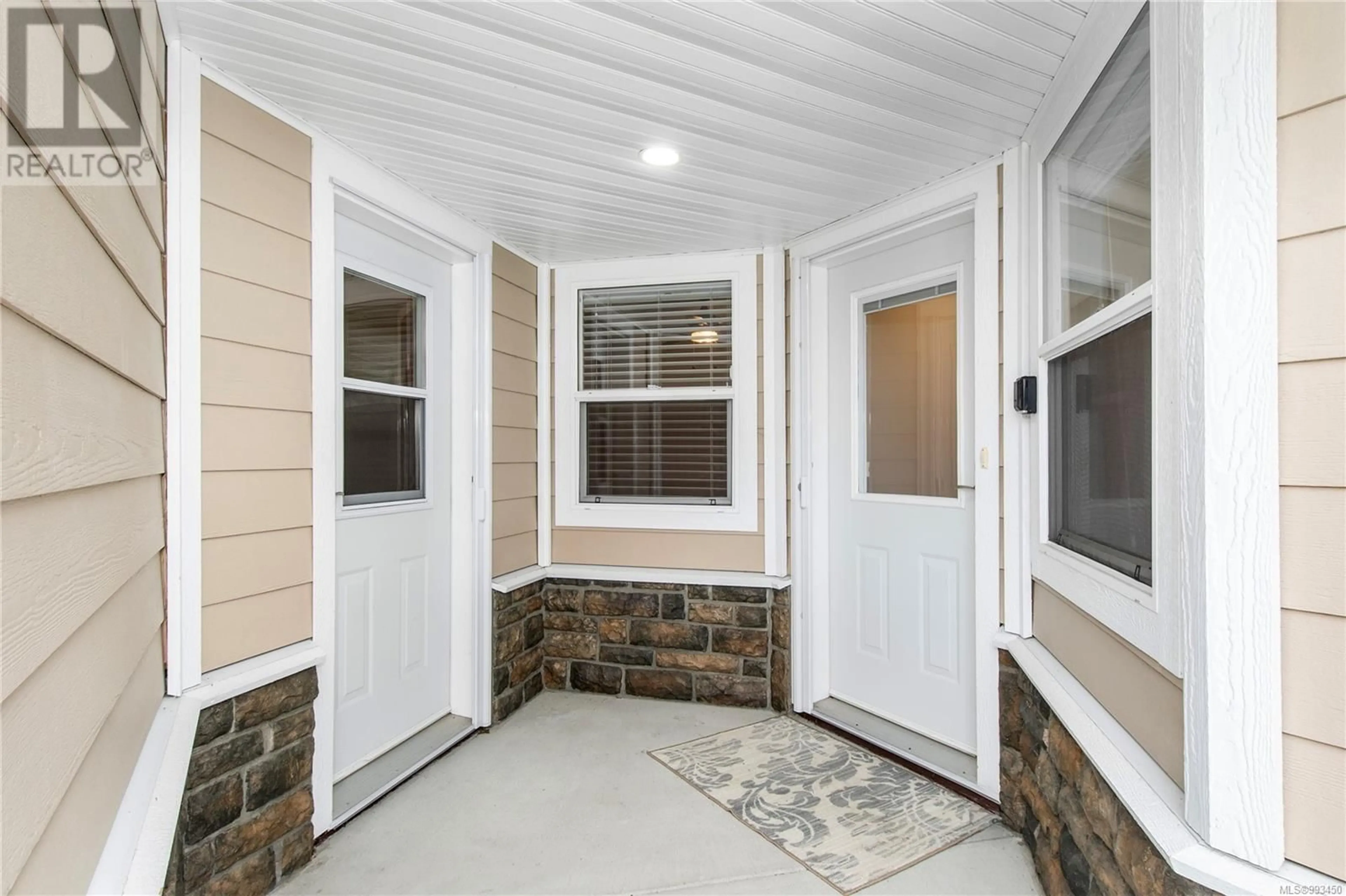 Indoor entryway for 66 - 2006 SIERRA DRIVE, Campbell River British Columbia V9H1V6