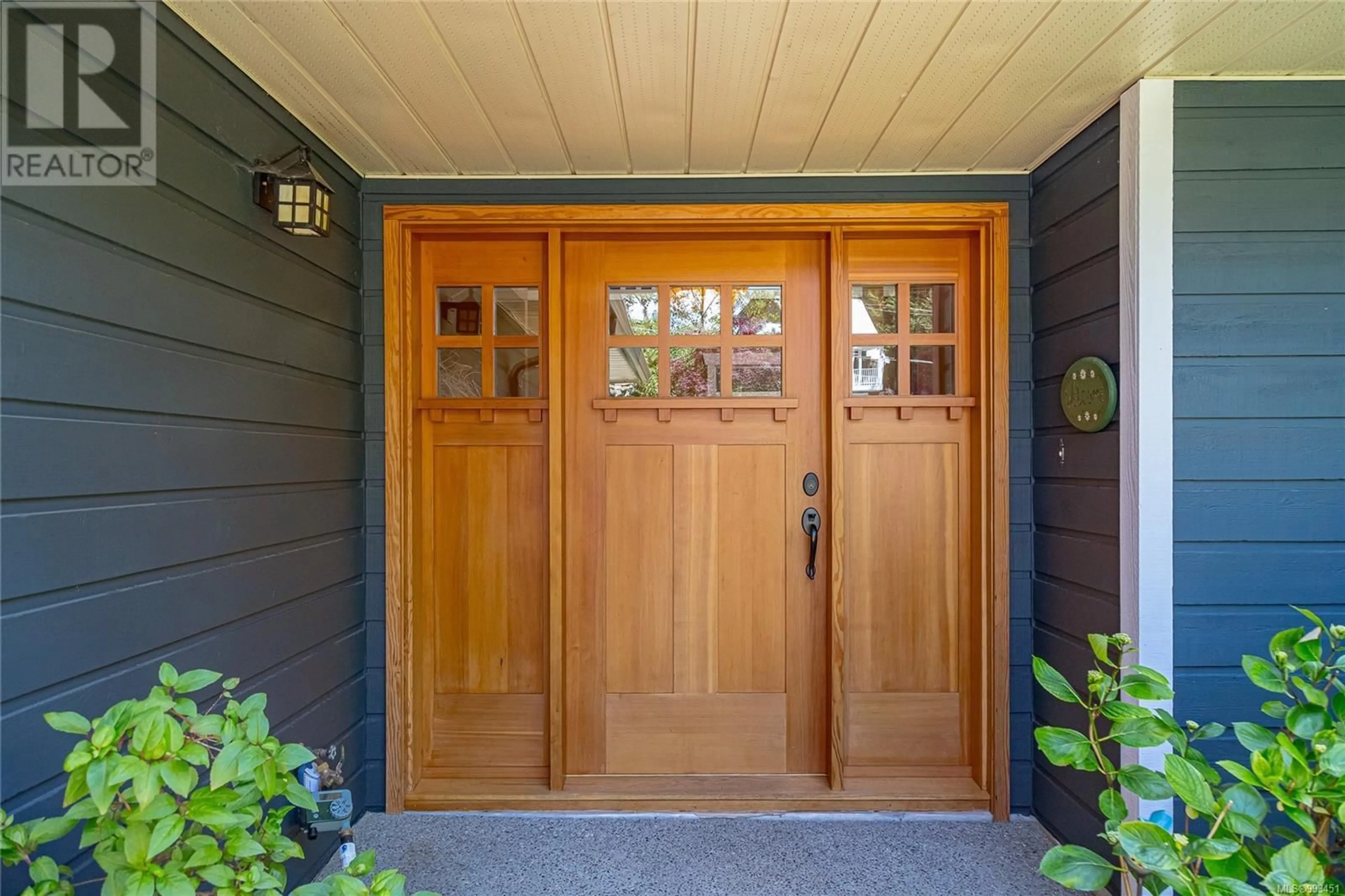 Indoor entryway for 585 NORRIS ROAD, North Saanich British Columbia V8L5M8