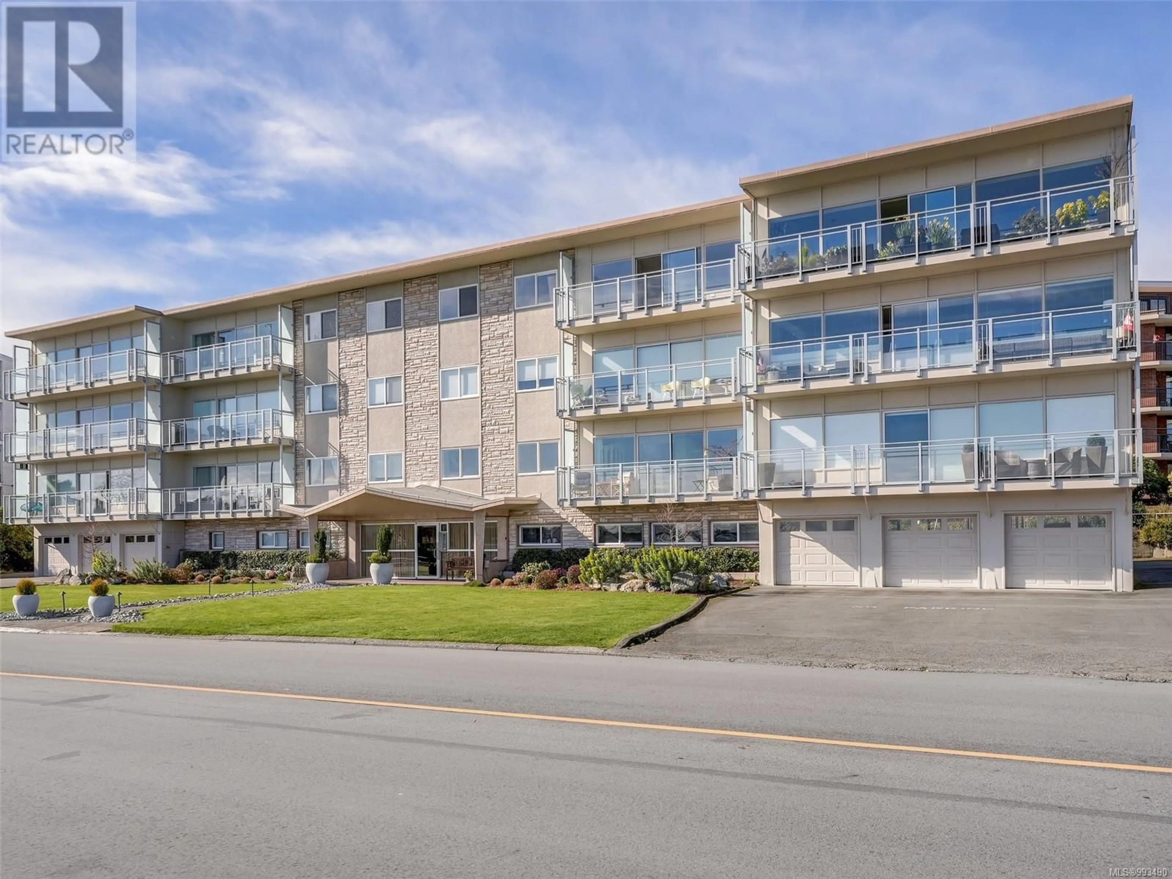 A pic from outside/outdoor area/front of a property/back of a property/a pic from drone, building for 1 - 1476 BEACH DRIVE, Oak Bay British Columbia V8S2N8