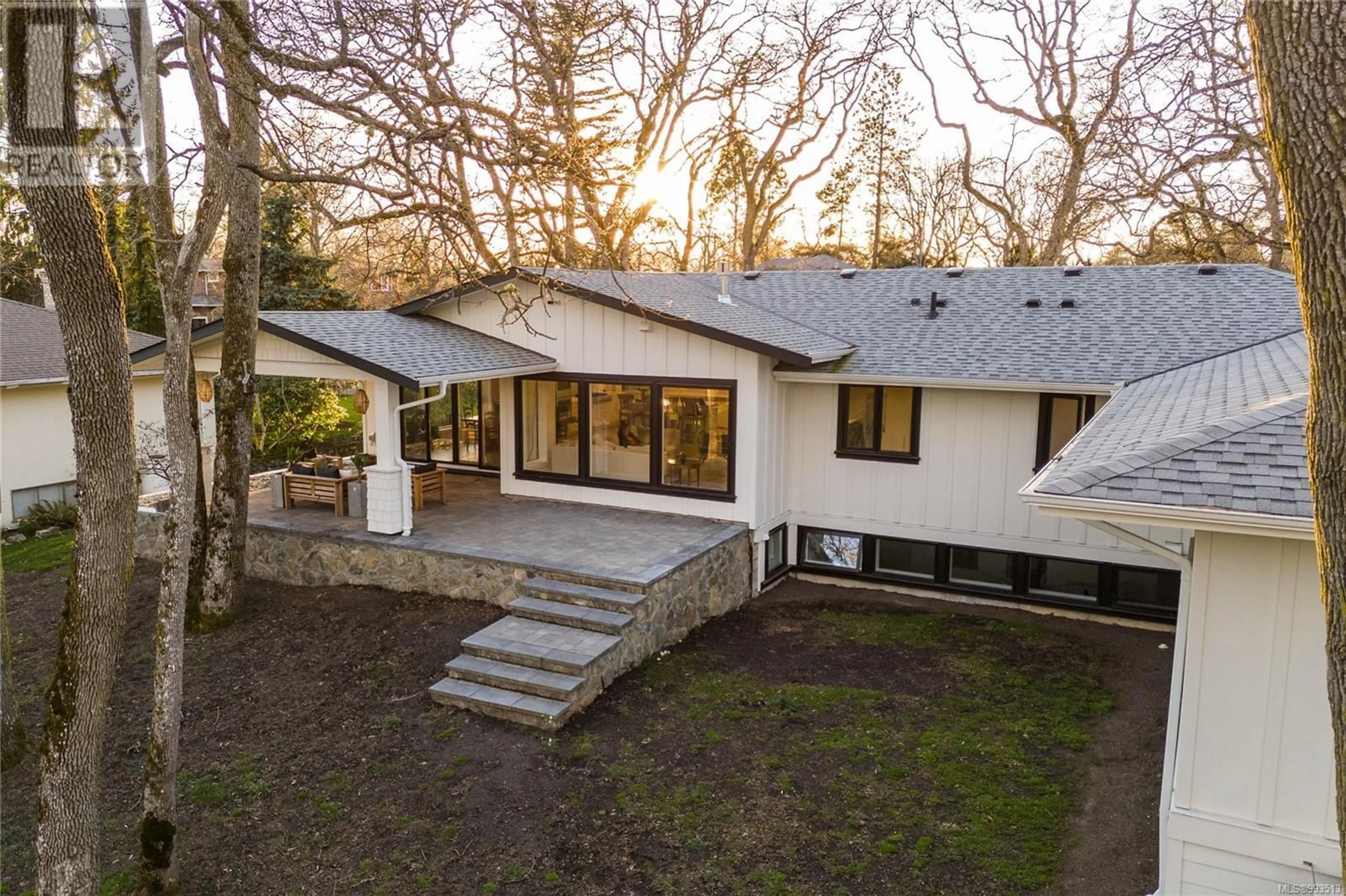 A pic from outside/outdoor area/front of a property/back of a property/a pic from drone, building for 3181 WOODBURN AVENUE, Oak Bay British Columbia V8P5B8